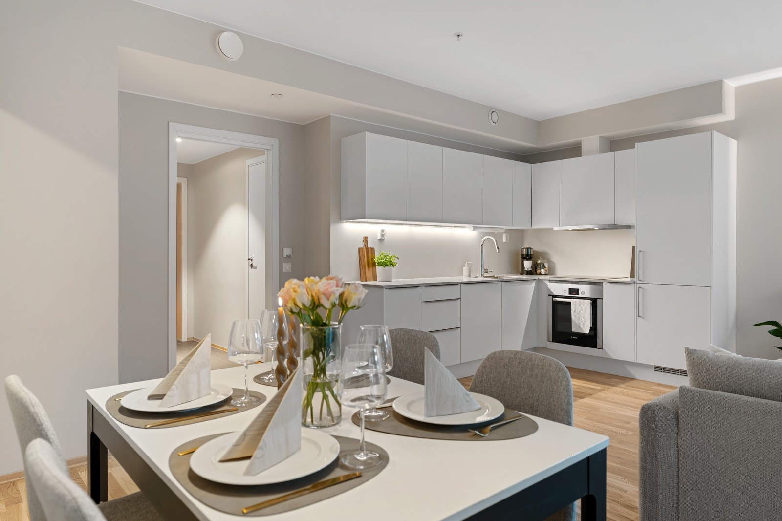 Med god plass til spisebord er oppholdsrommet et hyggelig samlingspunkt for venner og bekjente. Galleribilde