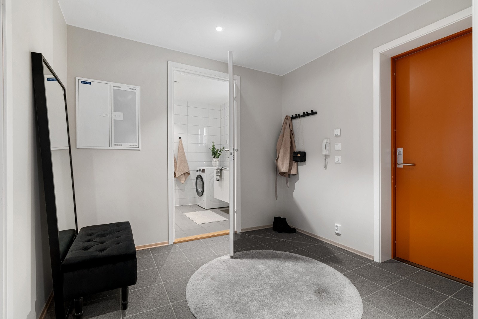 Gangen fremstår lys og romslig, med flislagt gulv og downlights i himlingen. Galleribilde