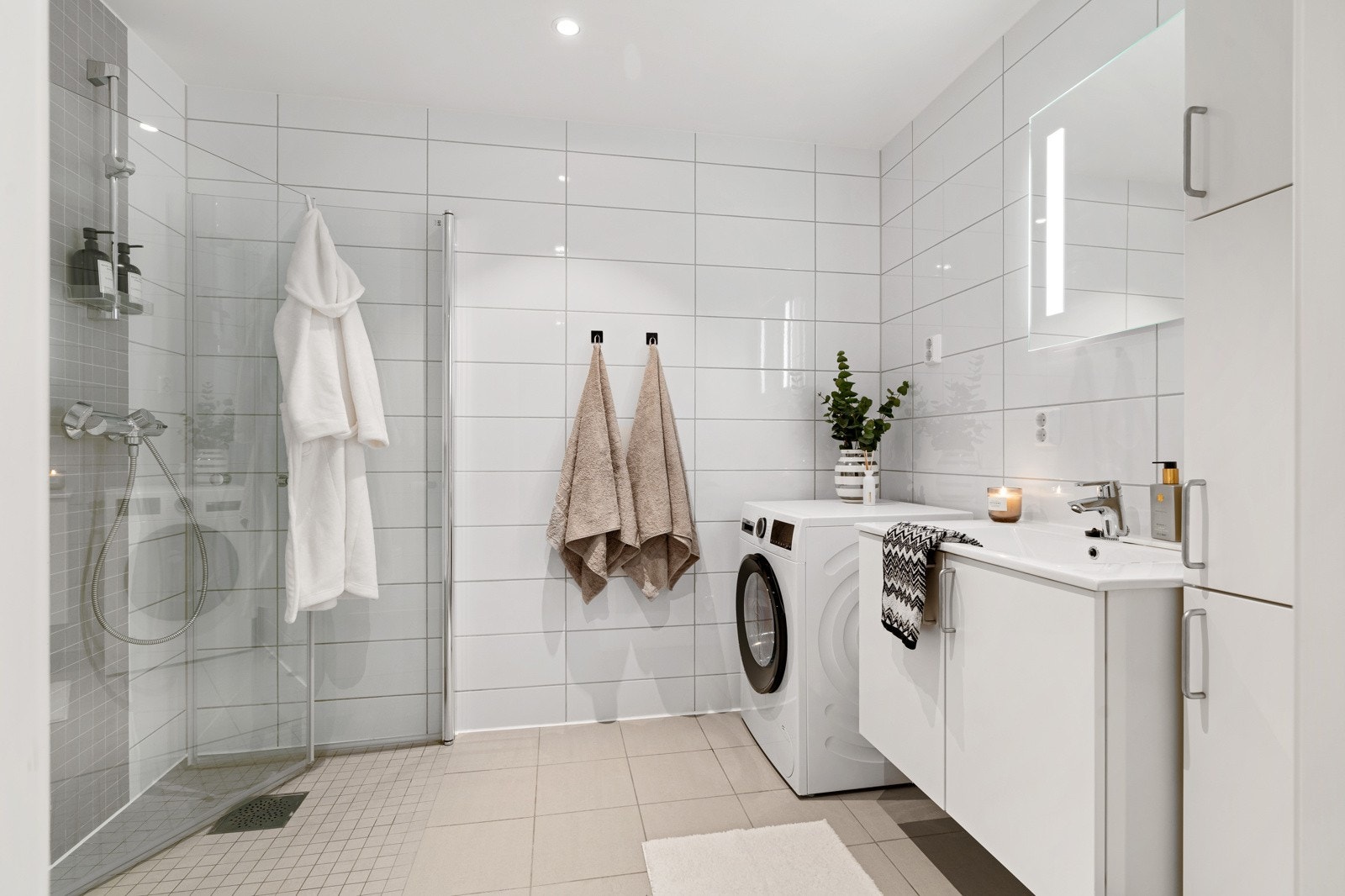 Baderommet måler 5,3 m² og er flislagt med behagelig varme i gulvet. Galleribilde