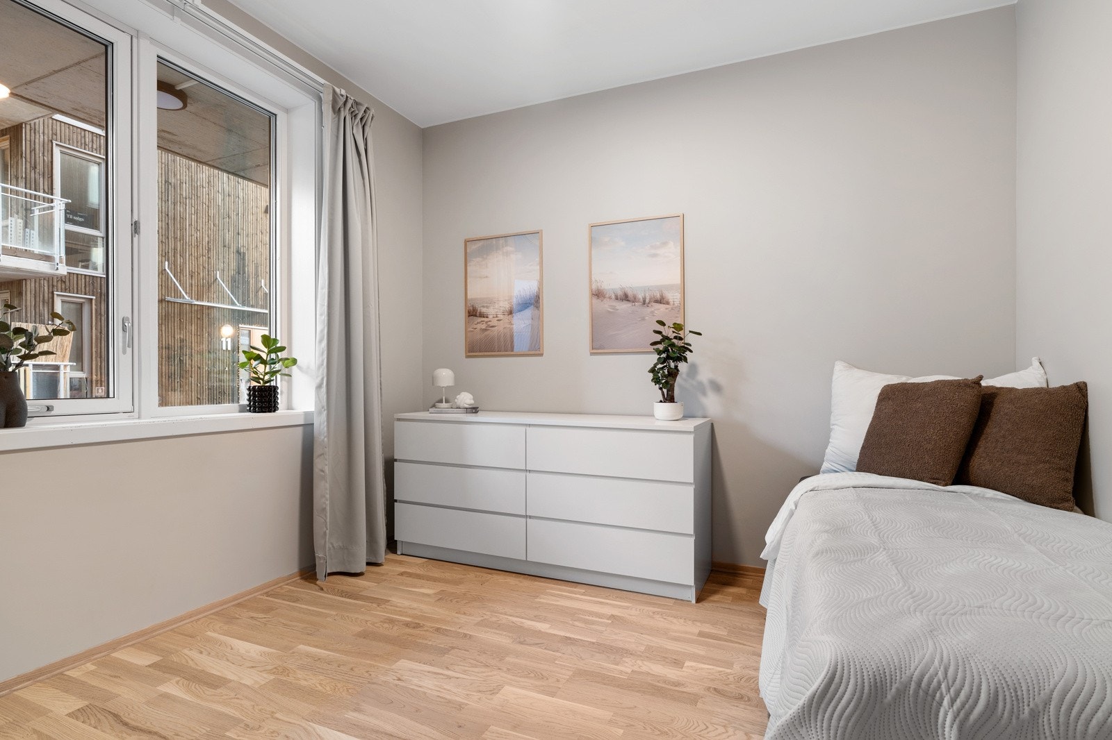 Leilighetens andre soverom måler 8,2 m² og har god plass til seng og tilhørende soveromsmøblement. Galleribilde