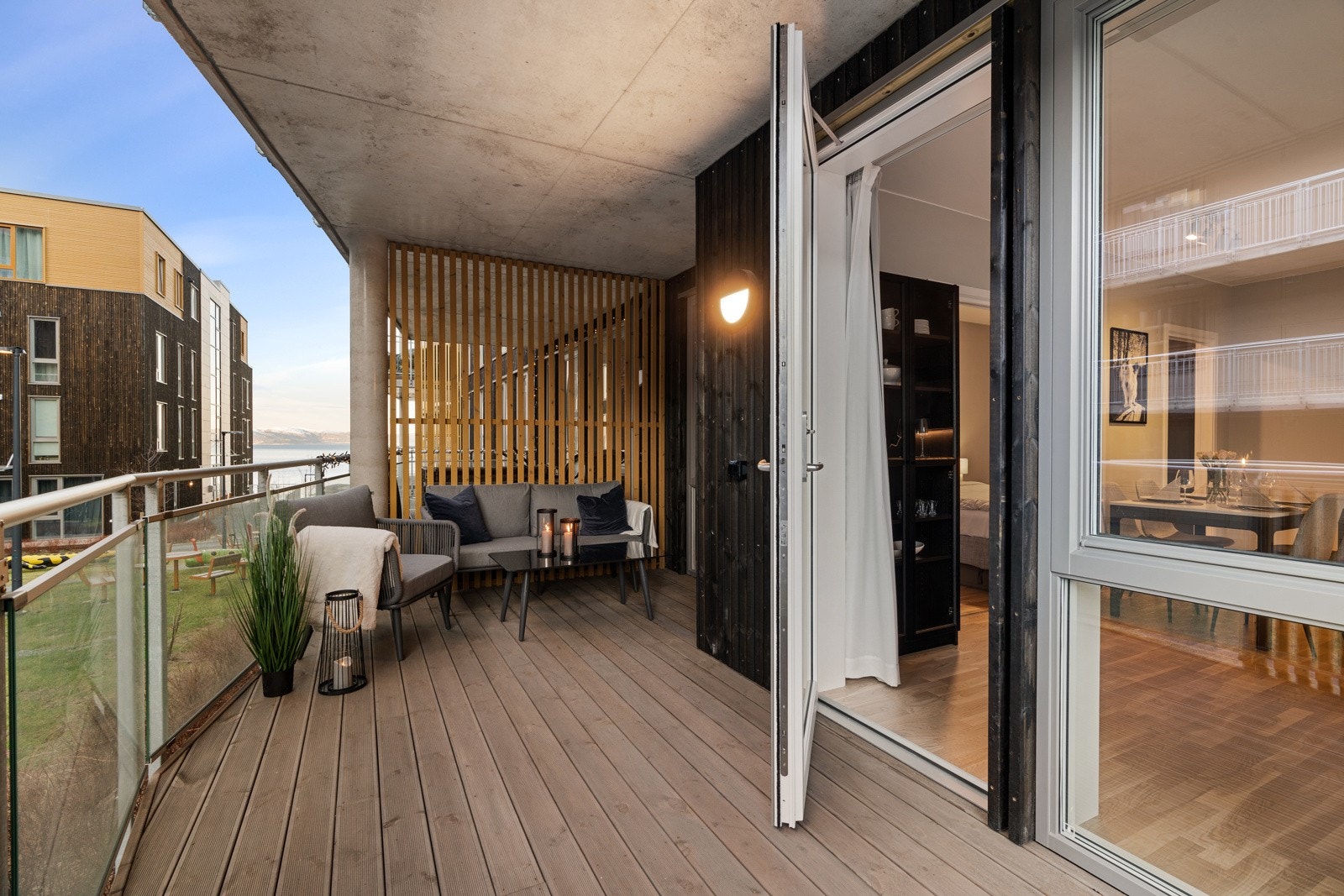 Fra stuen har man utgang til en romslig terrasse målt til ca. 14 m². Galleribilde