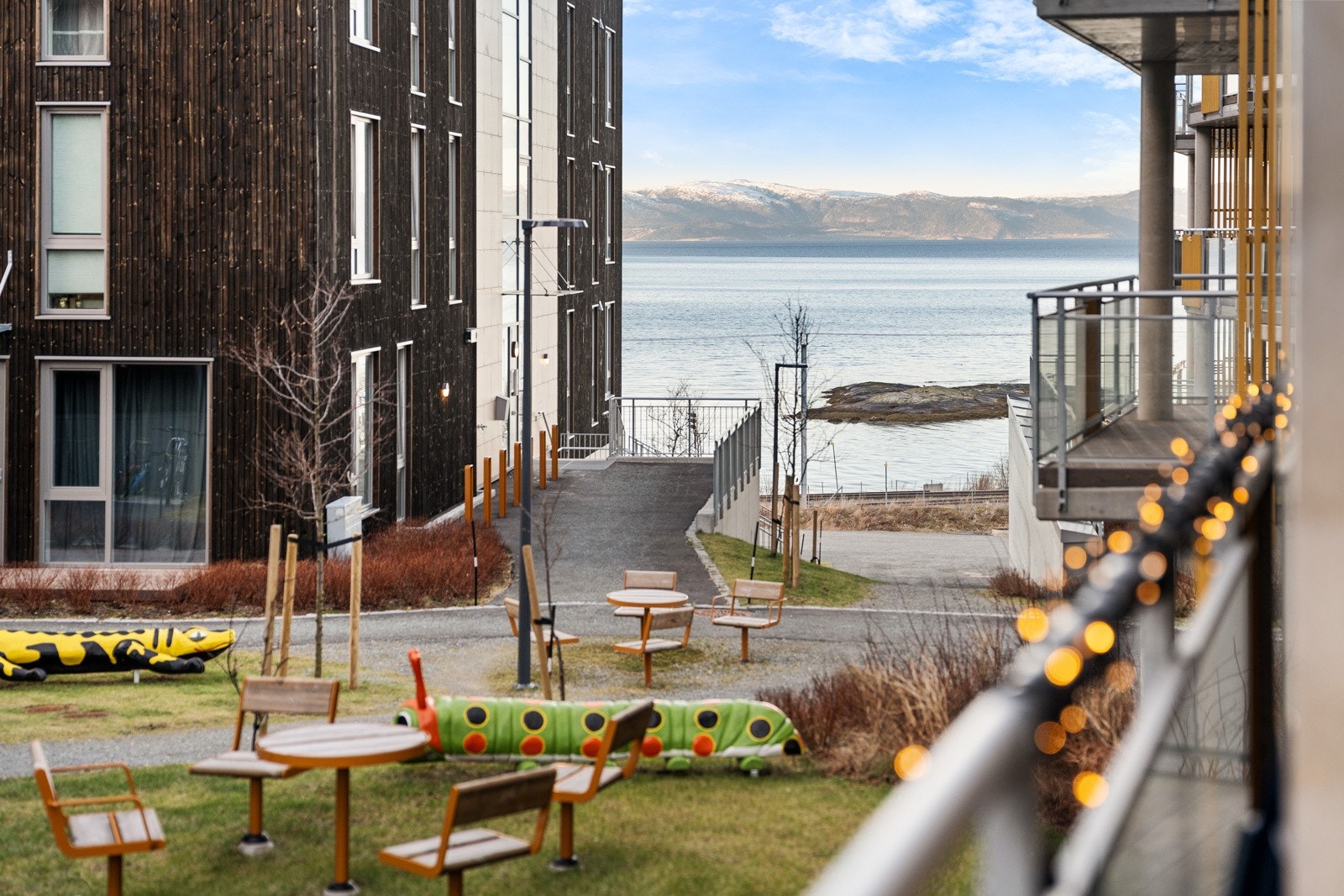 Fra terrassen kan man nyte flott utsikt over ett av områdets mange internstier, samtidig som man kan se ned til fjorden. Galleribilde