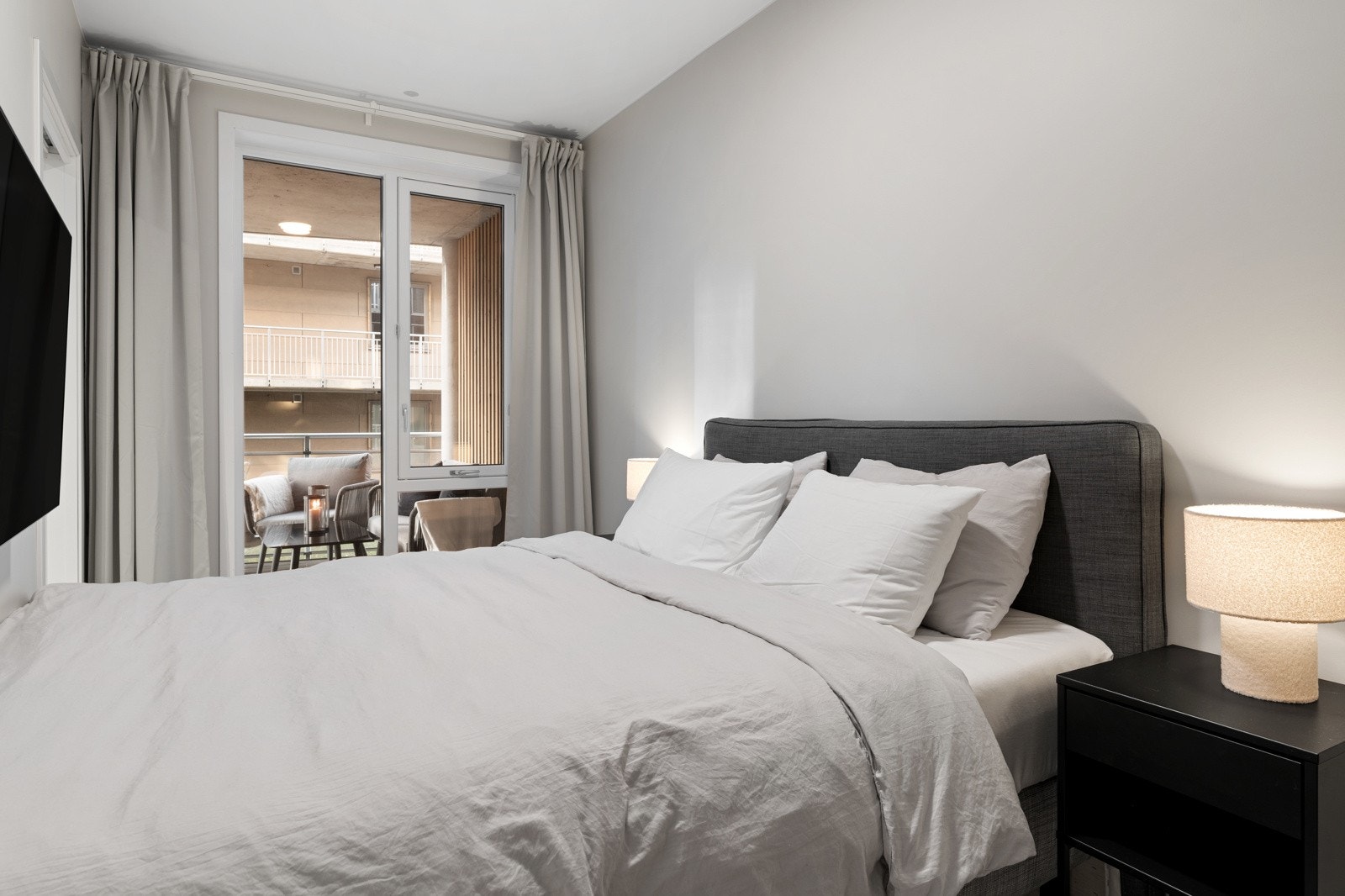 Her har man rikelig med plass til stor seng, ulike garderobeløsninger og annet soveromsmøblement av ønske. Galleribilde