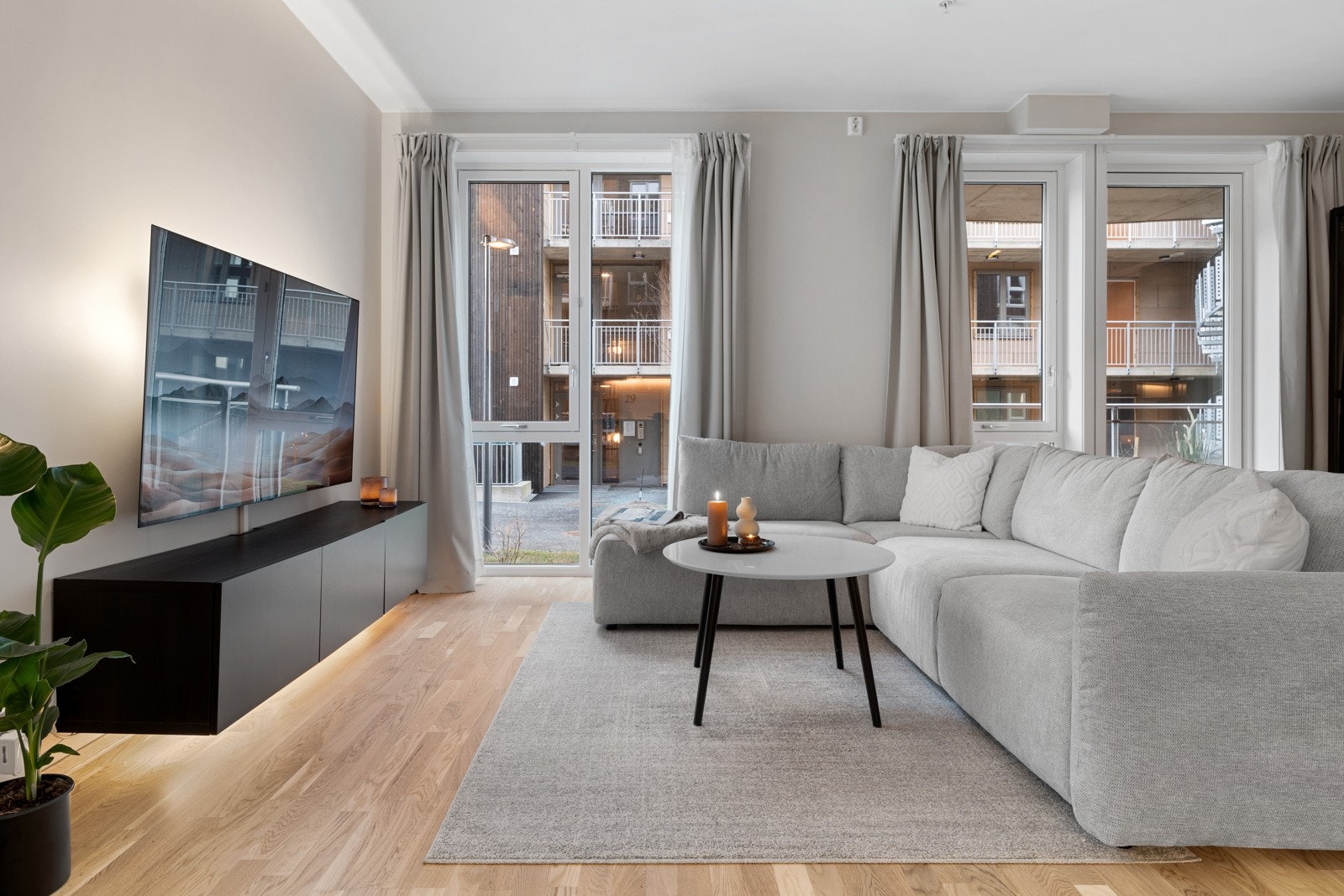 Store vindusflater sørger for rikelig med naturlig lysinnslipp, og skaper en lys og innbydende atmosfære. Galleribilde