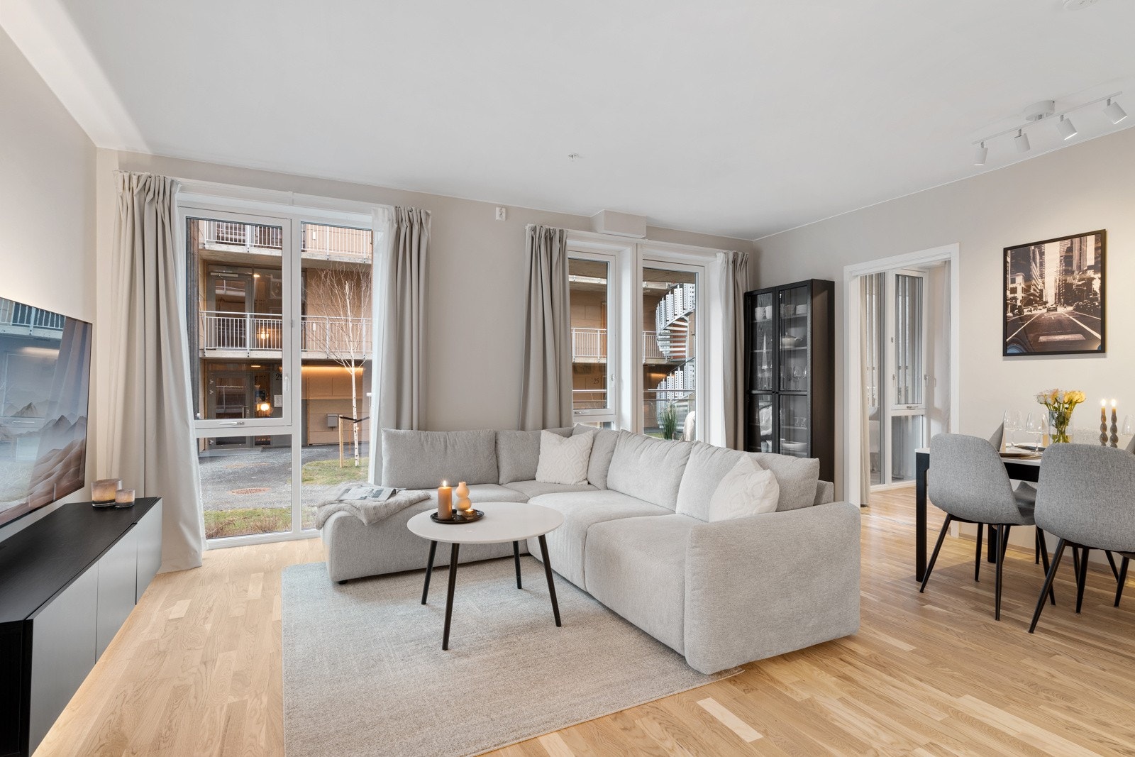 Proaktiv Eiendomsmegling ved Aurora M. Fredriksen har gleden av å ønske velkommen til en stilren og tiltalende 3-roms leilighet i Lerkvegen 15. Galleribilde