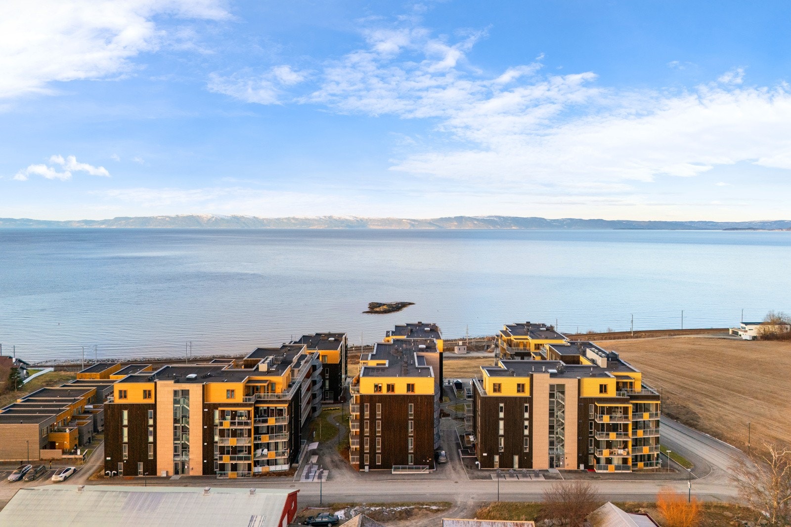 Boligområdet balanserer praktisk nærhet til nødvendige hverdagsfunksjoner, samtidig som avstanden er kort til flotte tur- og rekreasjonsmuligheter. Galleribilde