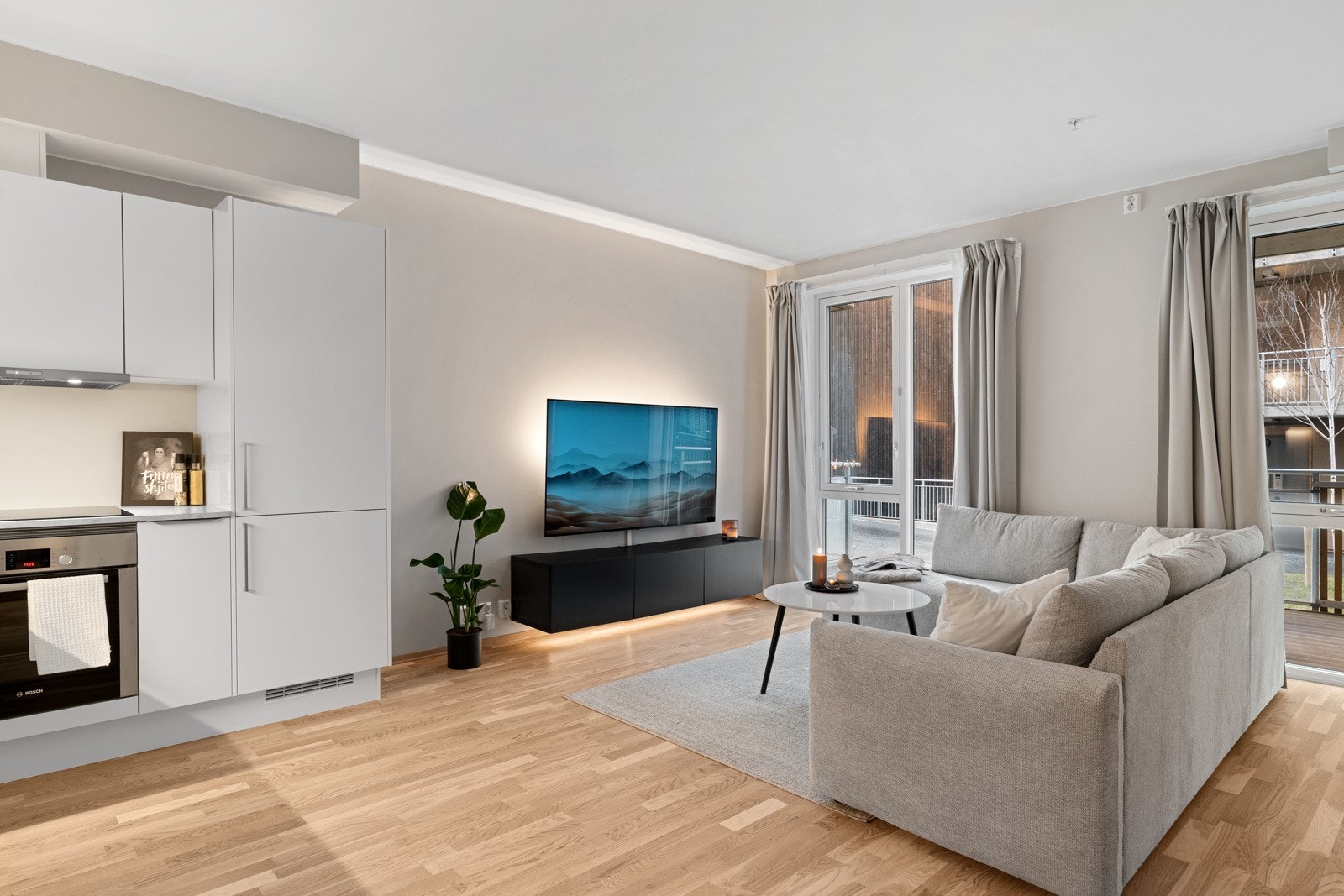 Stuens nøytrale og moderne uttrykk gjør at man med enkelhet kan innrede med egne møbler og tekstiler. Galleribilde