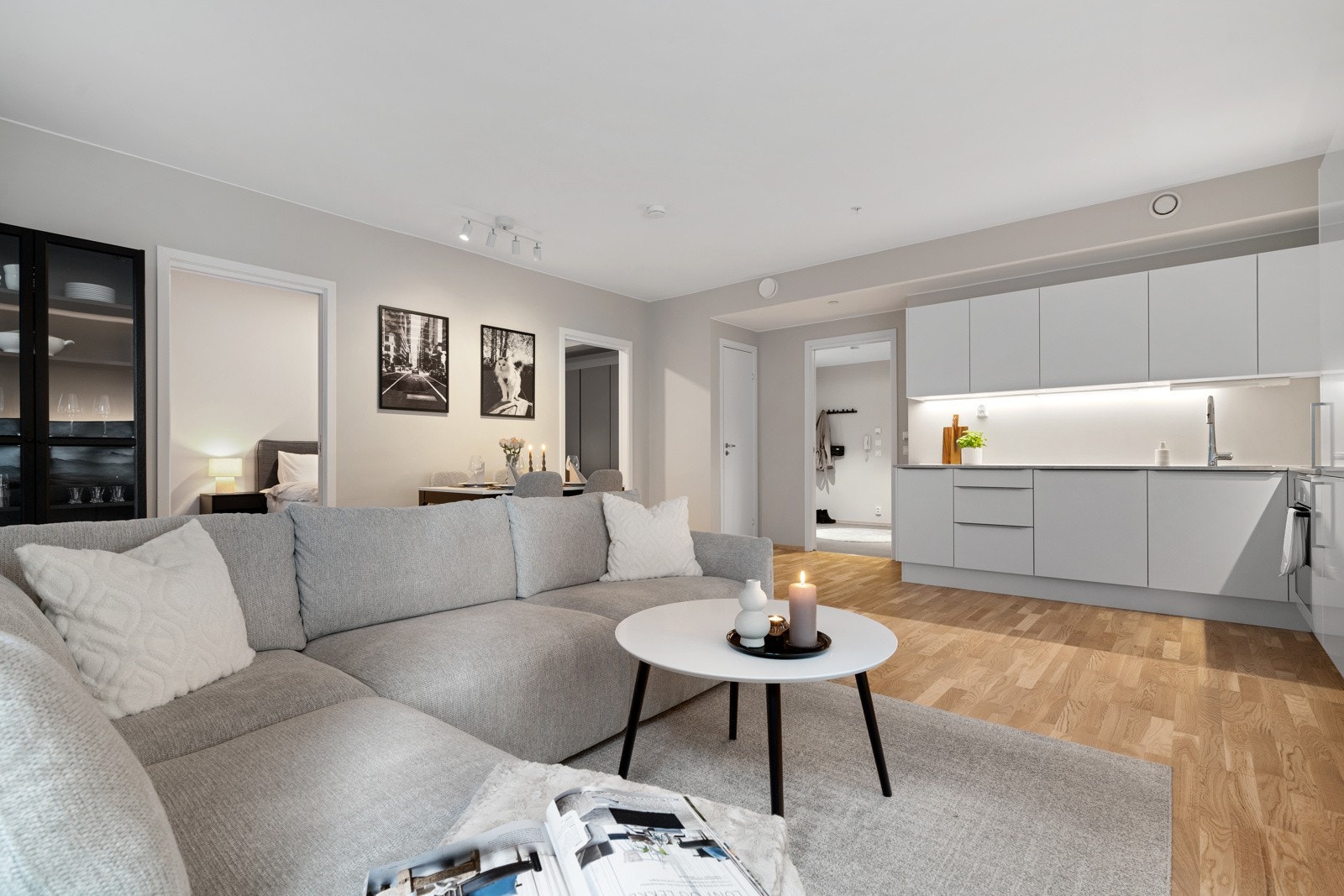 Gangen fordeler seg videre inn til leilighetens baderom, to soverom og et åpent stue- og kjøkkenareal. Galleribilde