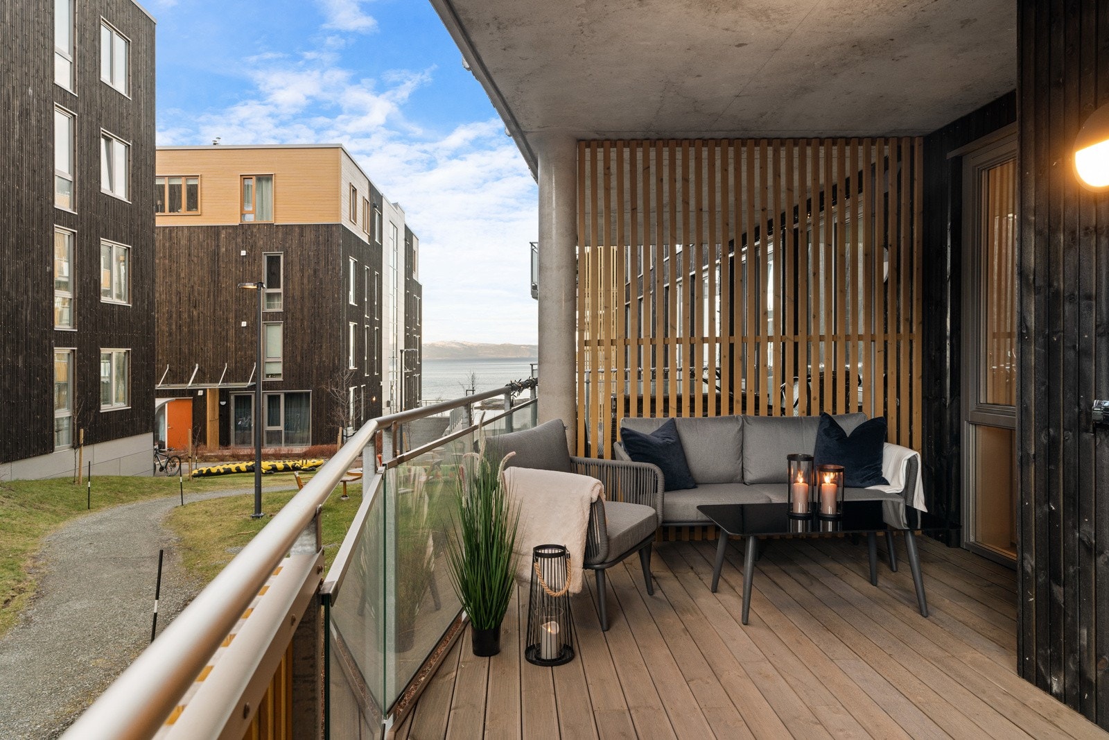 Her får man en rekke etterspurte kvaliteter som balansert ventilasjon, fjernvarme og egen parkeringsplass i oppvarmet garasjekjeller. Galleribilde