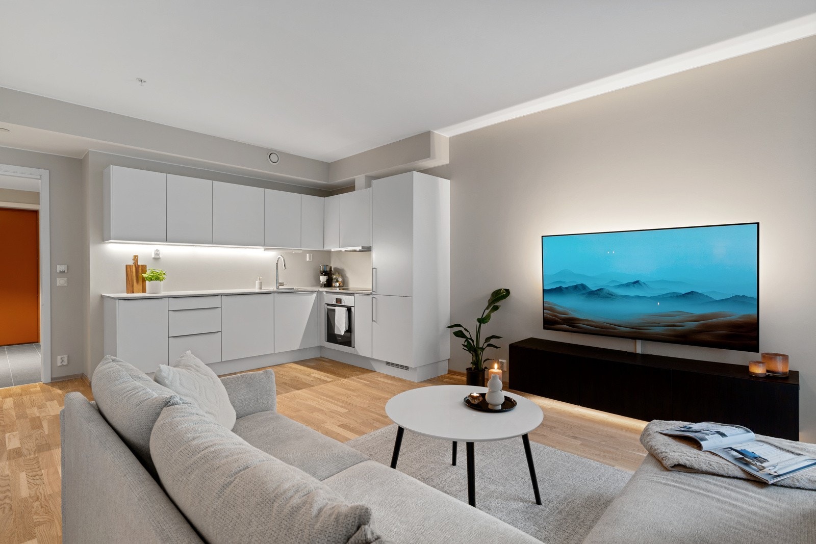 Stue- og kjøkkenarealet ligger i åpen løsning og måler romslige 30,8 m². Galleribilde