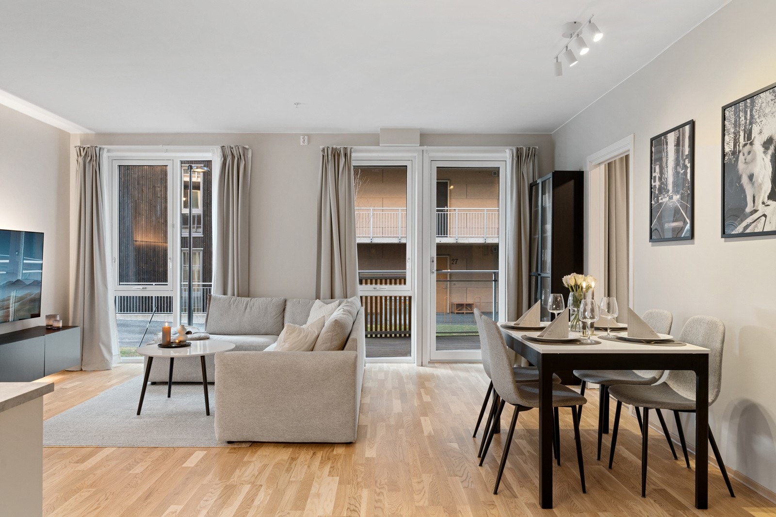 Planløsningen gjør det enkelt å innrede med ulike bruksområder, med spisegruppe i en del av rommet og sofagruppe i den andre. Galleribilde