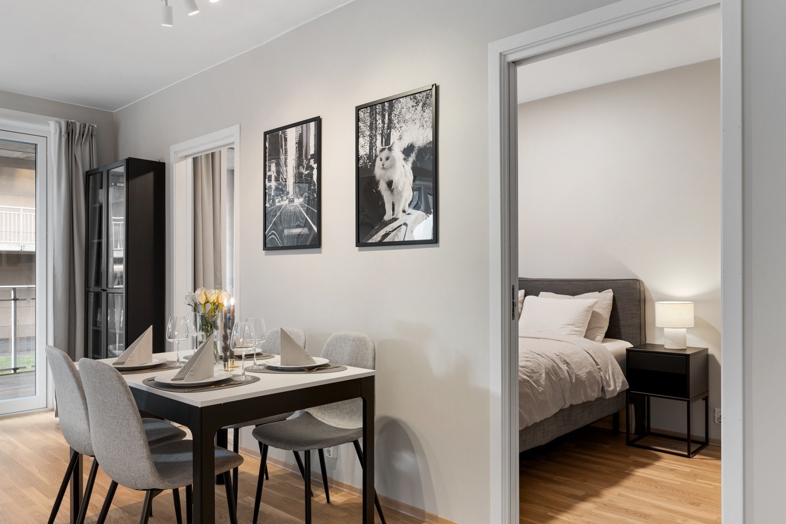 Fra stuen har man inngang til leilighetens hovedsoverom. Galleribilde