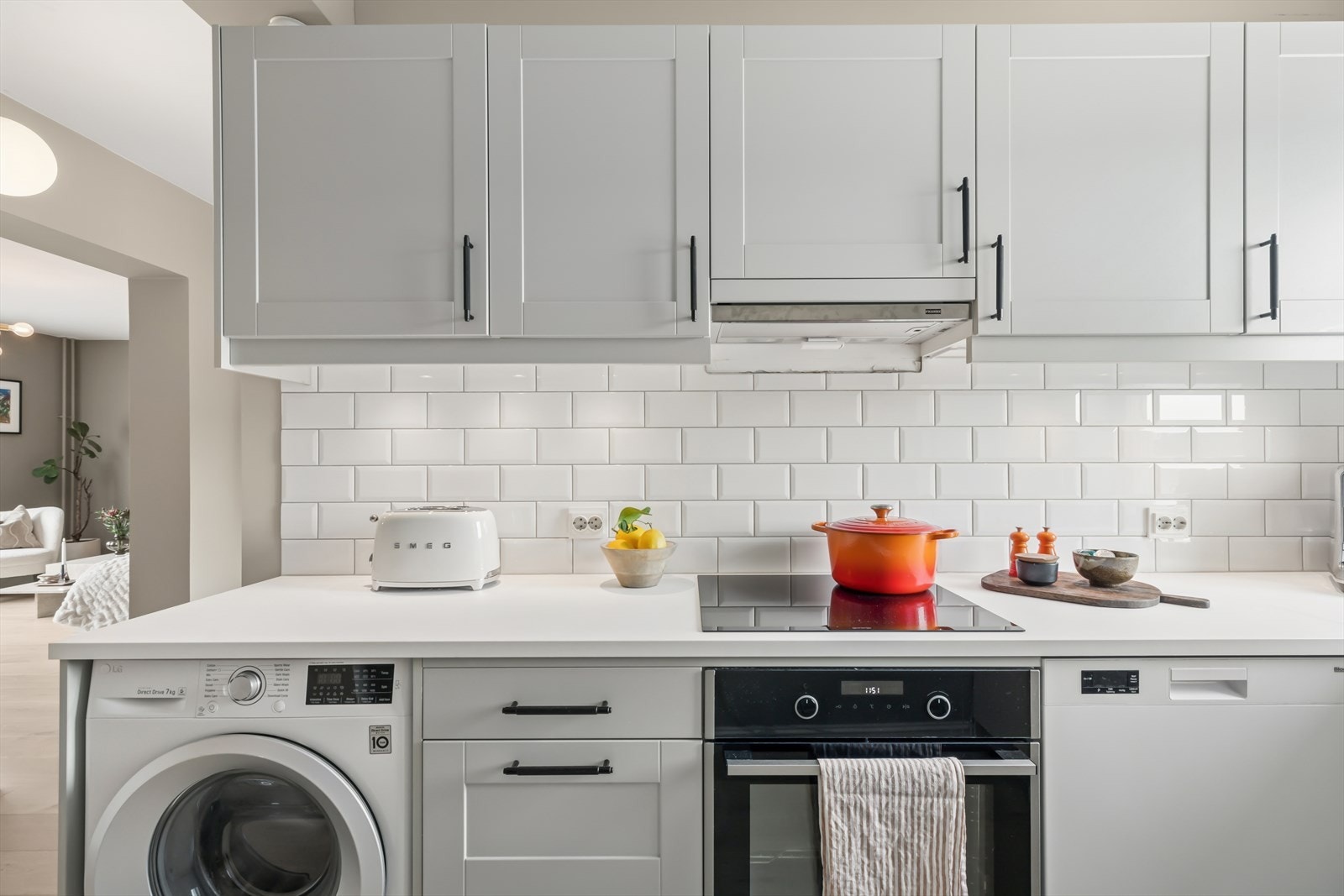 Innredningen har profilerte fronter i en gråtonet utførelse, samt belysning under overskapene. Galleribilde