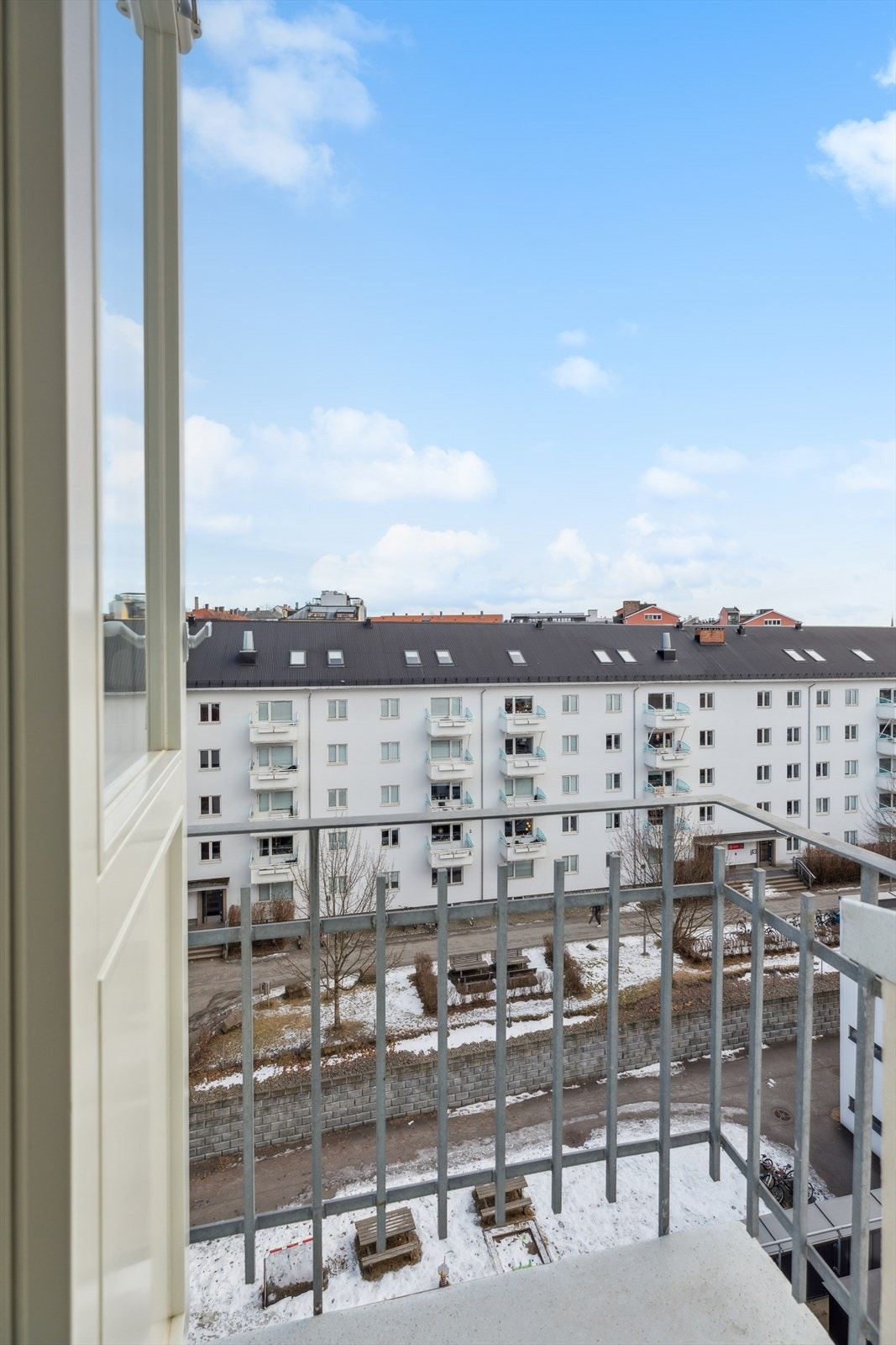 Fra rommet er det utgang til en liten luftebalkong på ca. 1 m². Galleribilde