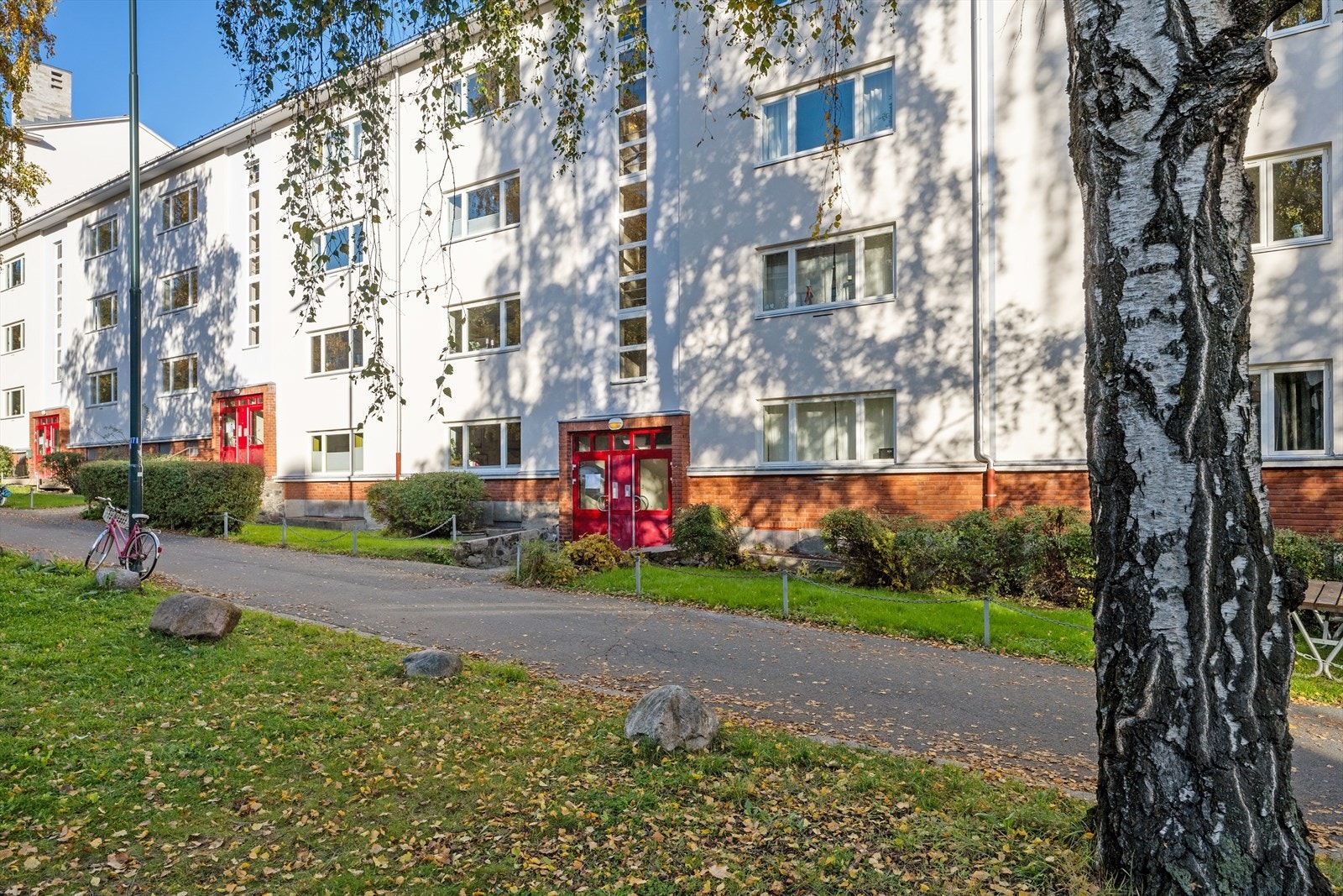 Fasade og vinduer er nylig pusset opp i regi av borettslaget. Felleseiet tomt som har et pent opparbeidet gårdsrom/uteområde med diverse beplantning og asfaltert adkomst til bygningen. Galleribilde