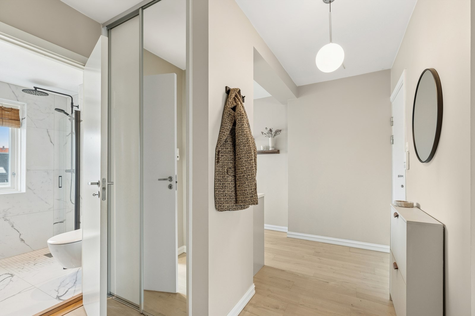 Leiligheten er utstyrt med smarthusløsninger for varme og lysstyring (PLEJD). Galleribilde