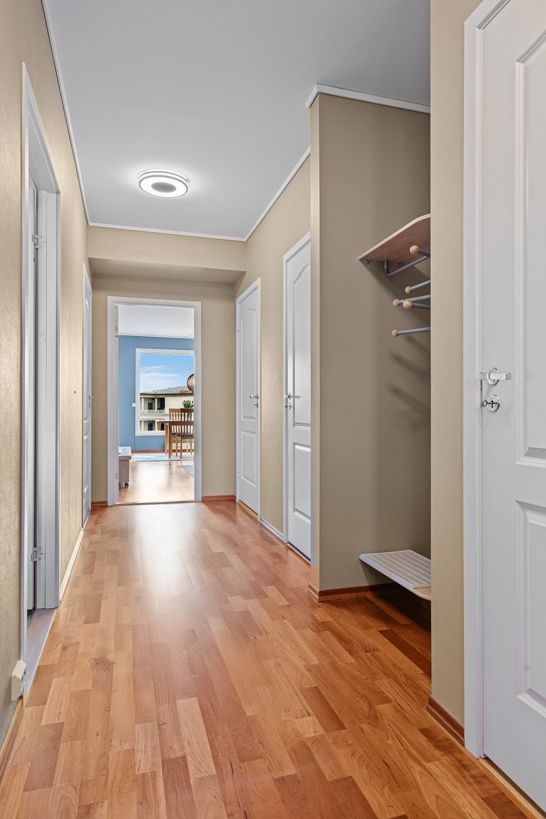 Gang med god plass til oppheng/garderobe. Galleribilde