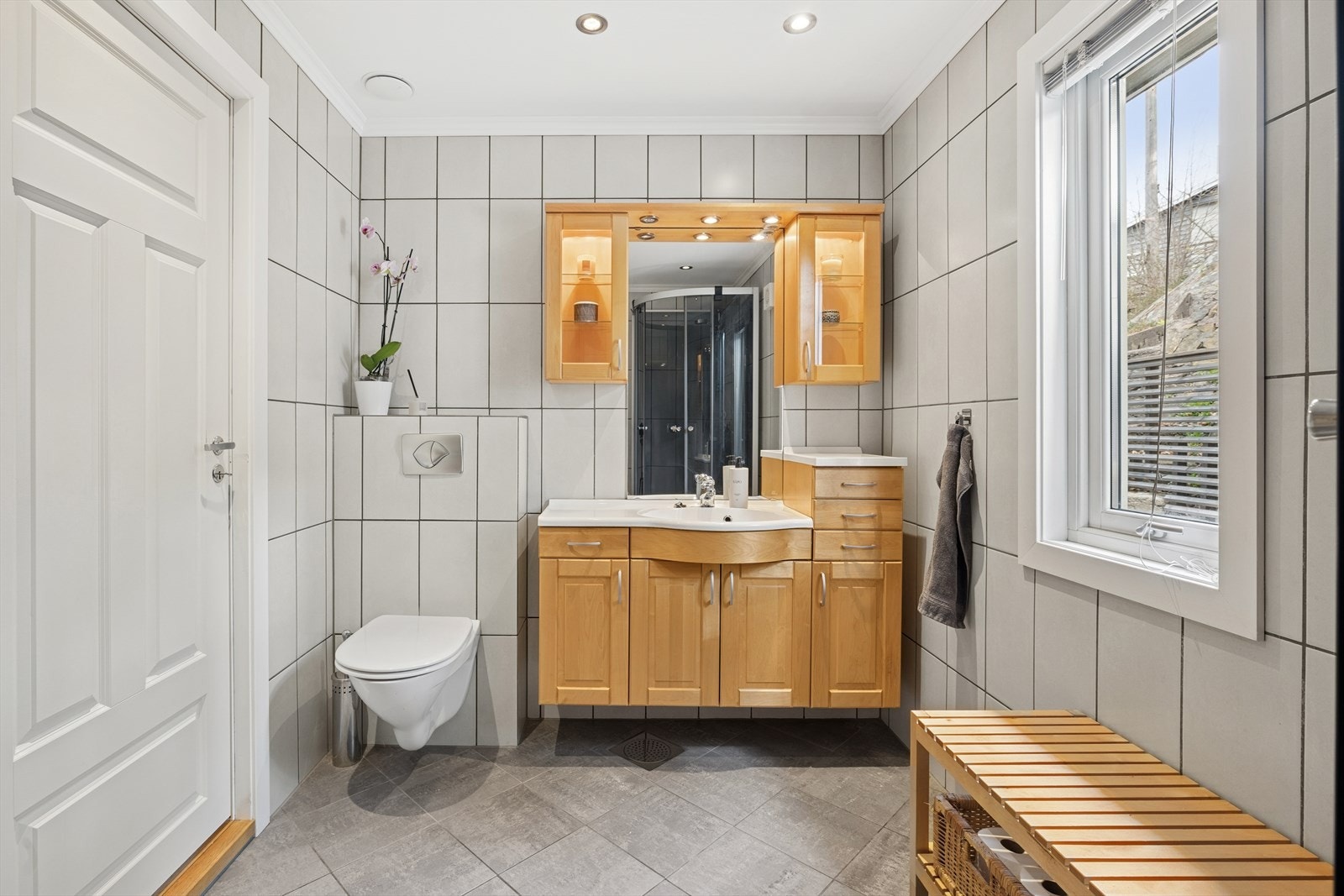 Baderom i første etasje er lyst, renovert i 2006/2007. Galleribilde