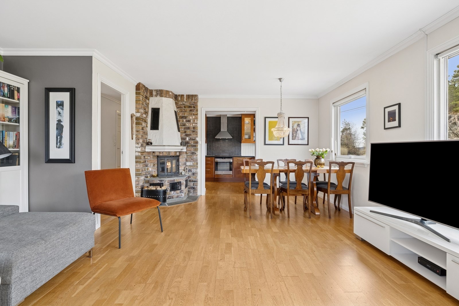 Her har du rikelig med plass til både sofagruppe med tilhørende medialøsning og spisebord. Galleribilde