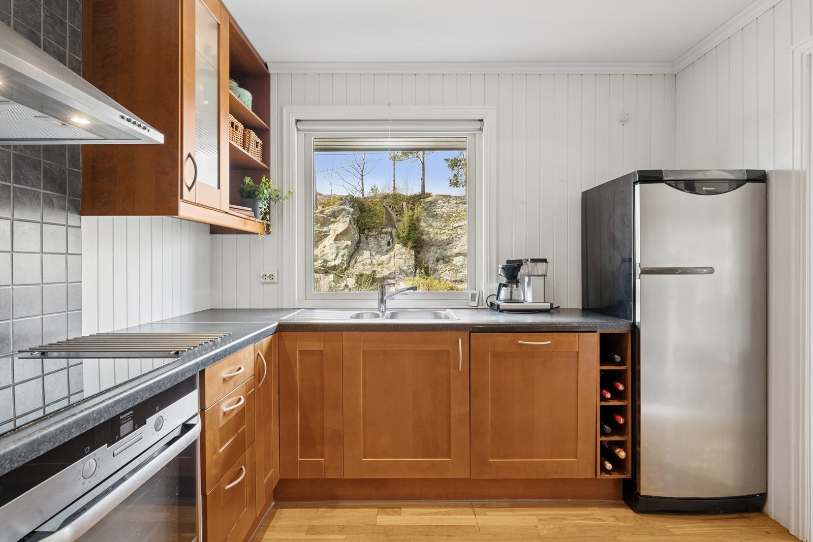 Kjøkkenet er utstyrt med integrert stekeovn, koketopp og oppvaskmaskin. Galleribilde