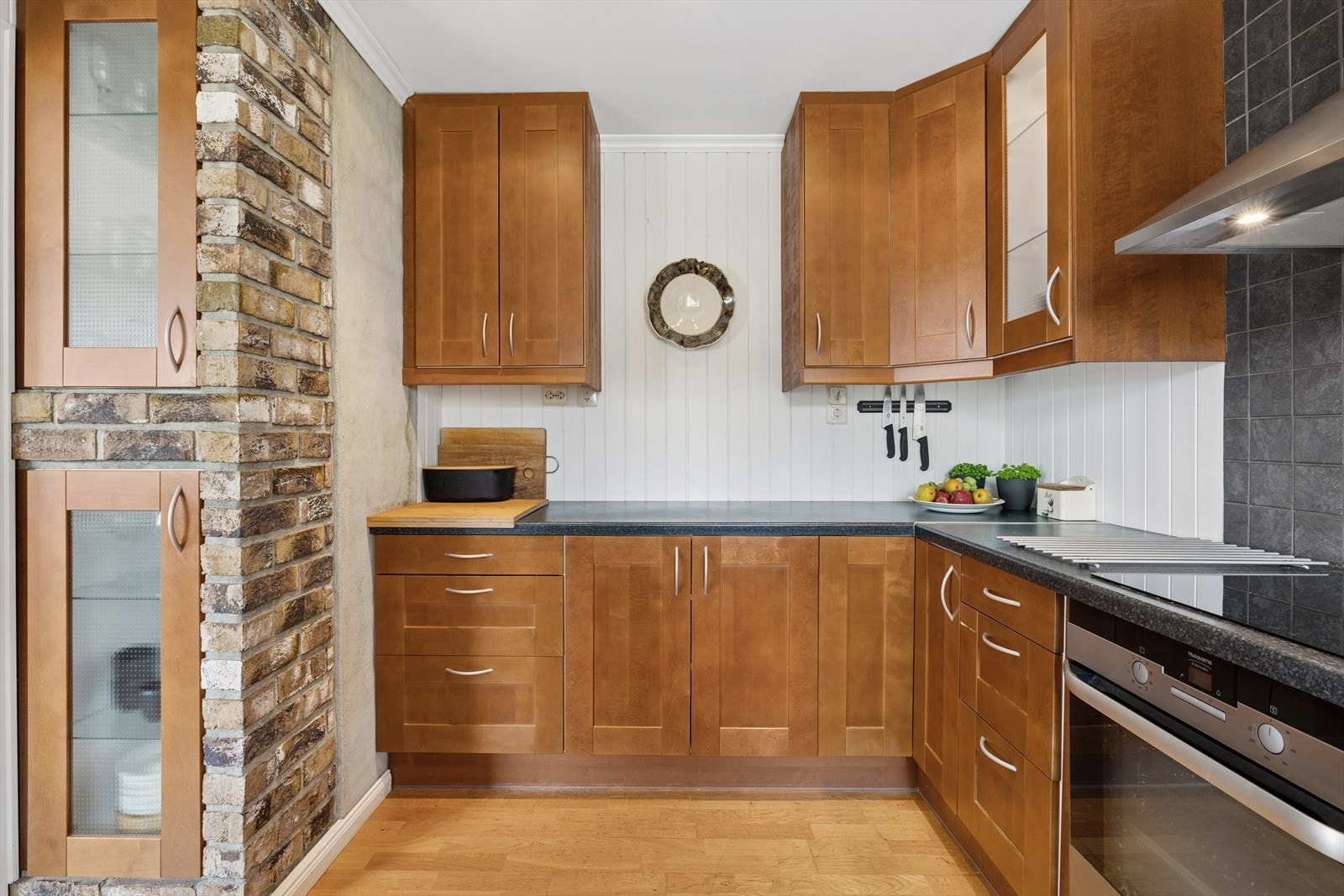 Innredningen er fra 2002, med fronter i tre og benkeplate i laminat. Galleribilde