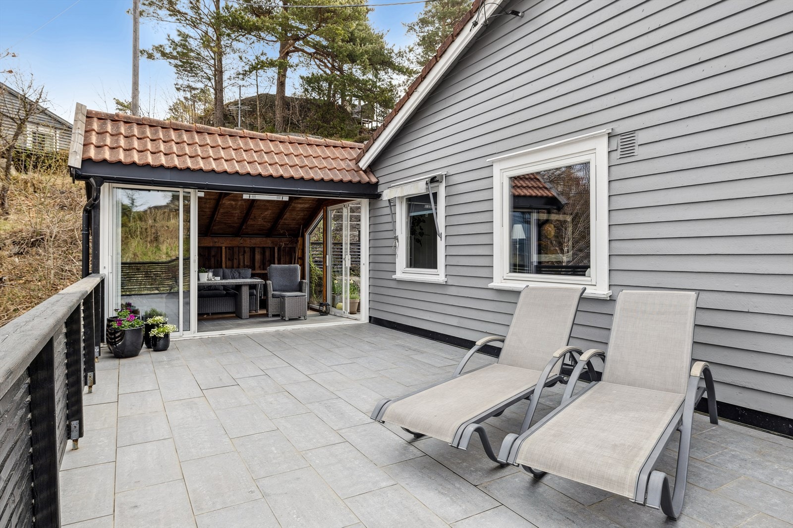 Stor terrasse med plass til både familie og gjester - perfekt for hyggelige stunder utendørs. Galleribilde