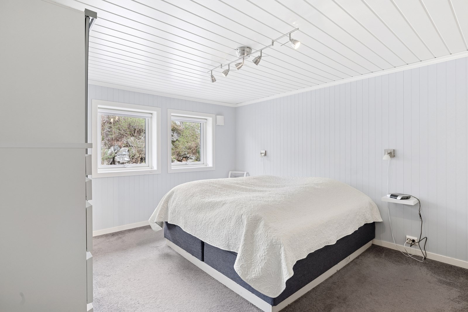 Soverom 2 - Romslig soverom med god plass til dobbeltseng og diverse møbler. Galleribilde