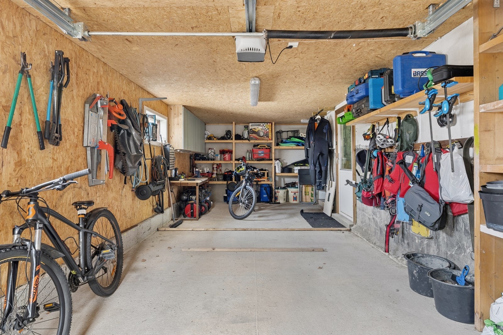 Parkering i garasje, samt god oppbevaringsplass. Galleribilde