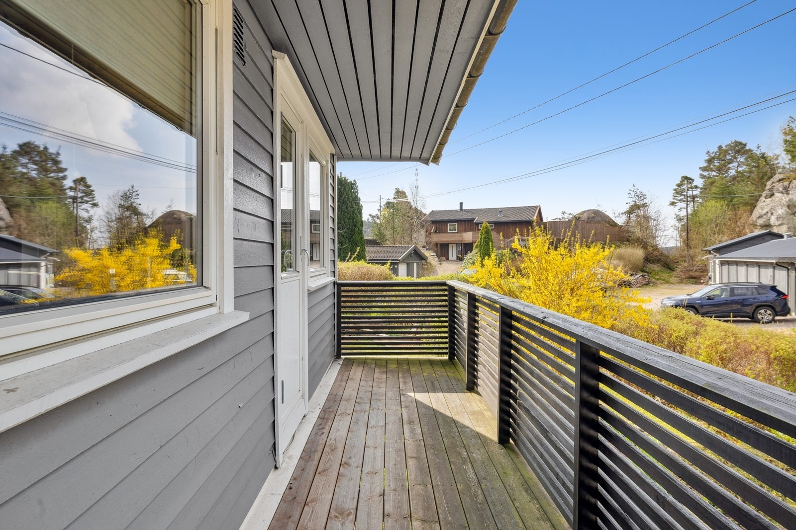 Boligens balkong med utgang fra soverom. Galleribilde