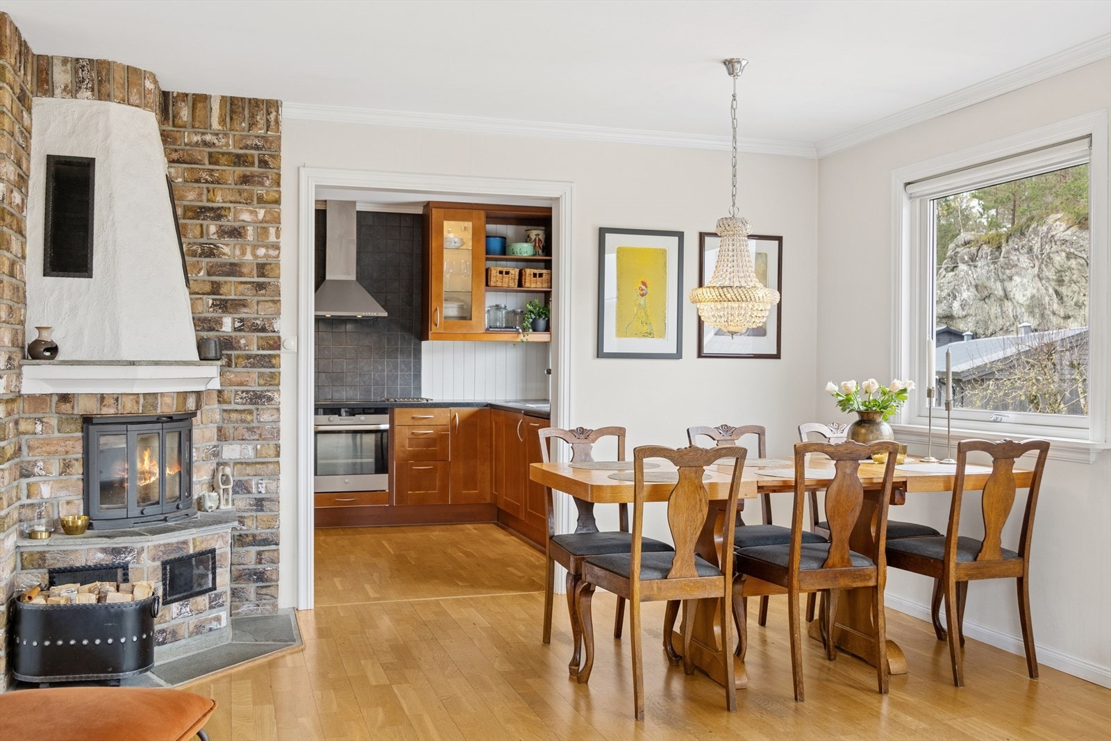 I hovedetasjen bidrar en peisovn til ekstra varme og hygge på kalde dager. Galleribilde