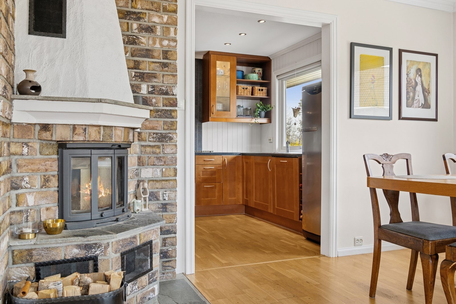 Kjøkkenet ligger i en delvis åpen løsning mot stuen. Galleribilde