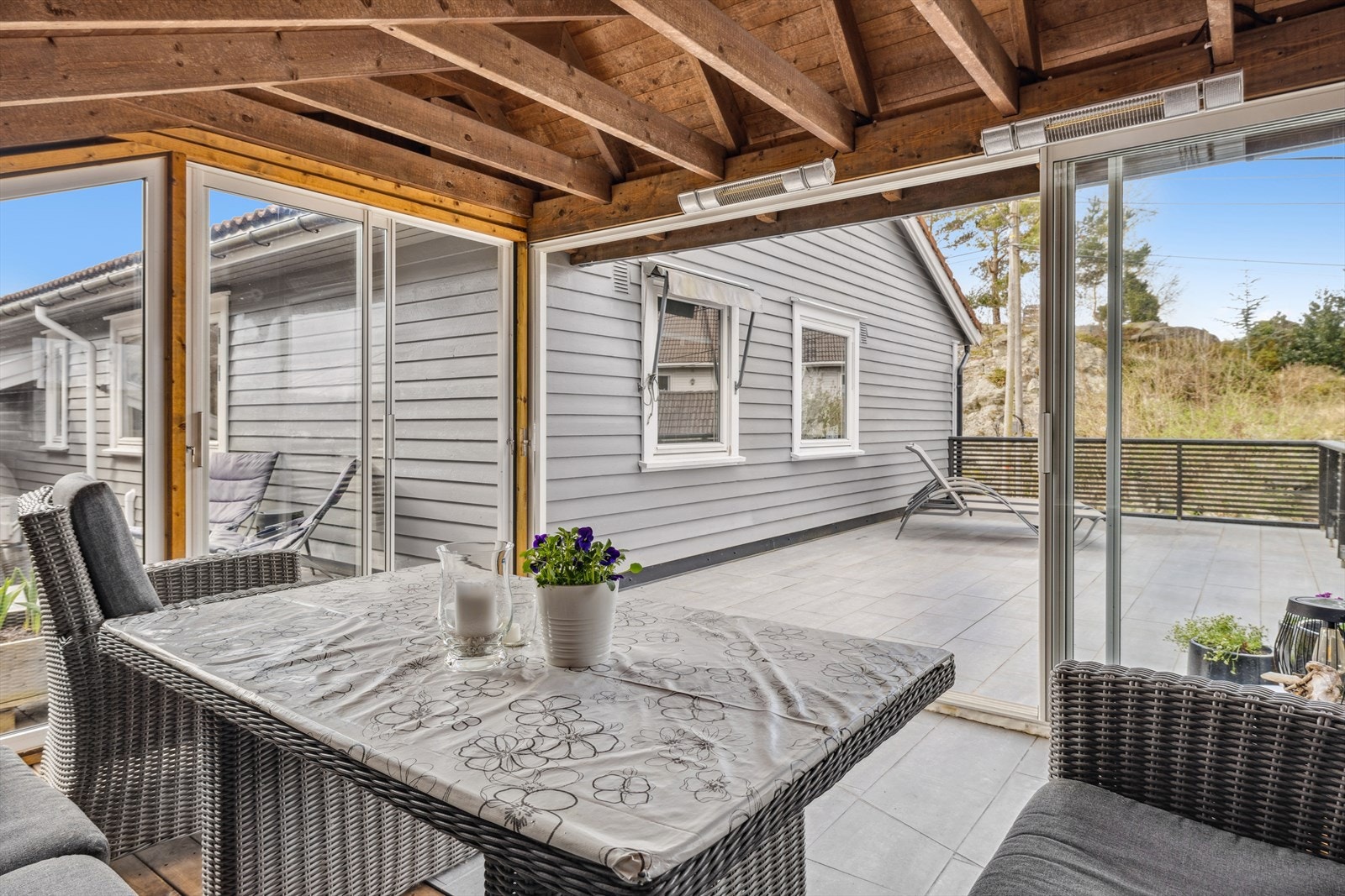 Koselig innglasset hagestue. Galleribilde