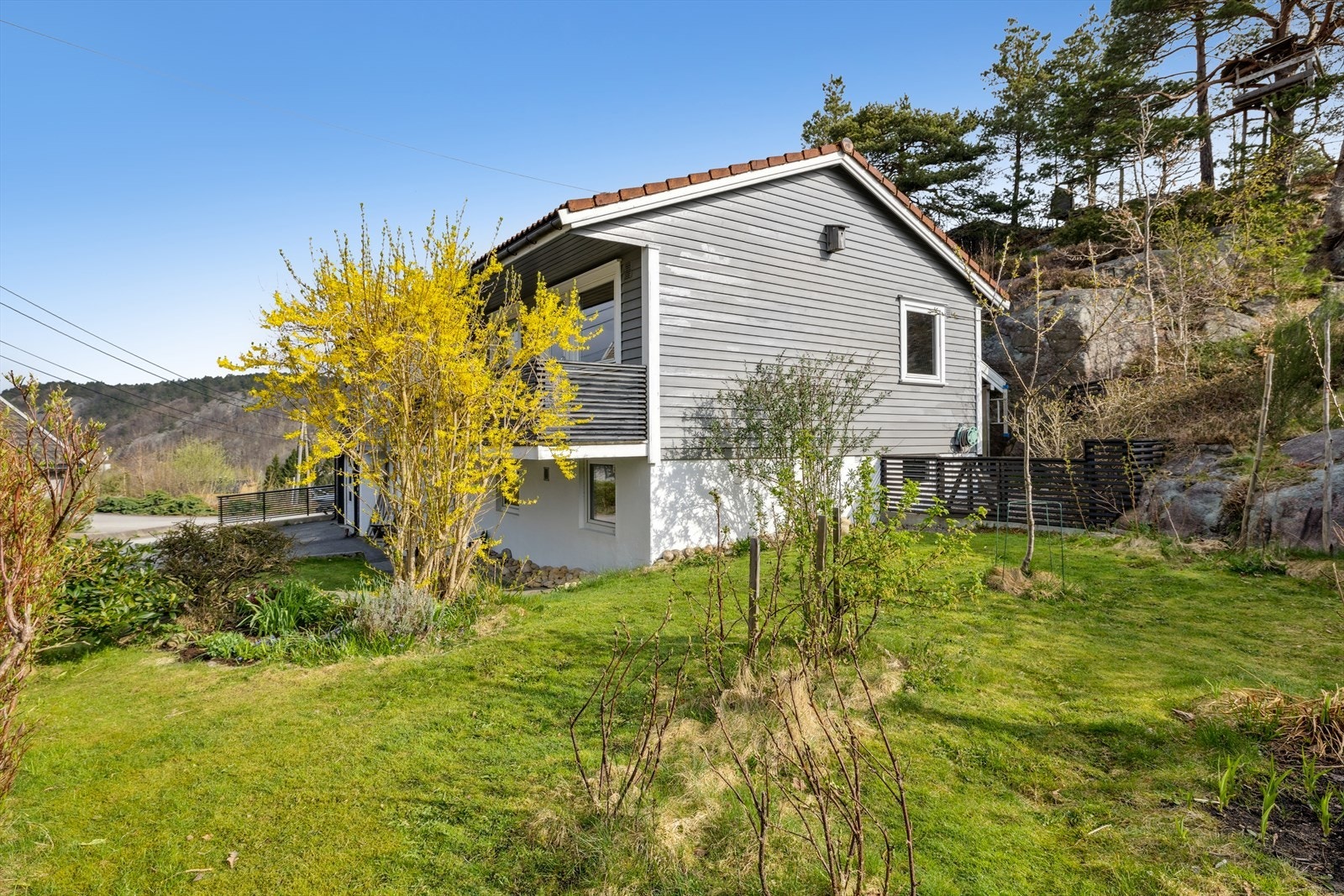 Eiendommen ligger meget attraktivt til i et populært og veletablert boligområde på Eikeheia i Søgne. Galleribilde