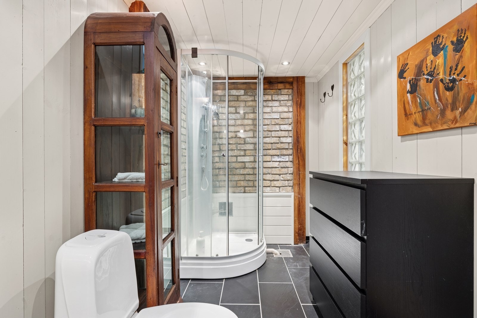 Rommet er innredet med: baderomsinnredning, dusjkabinett og toalett. Galleribilde