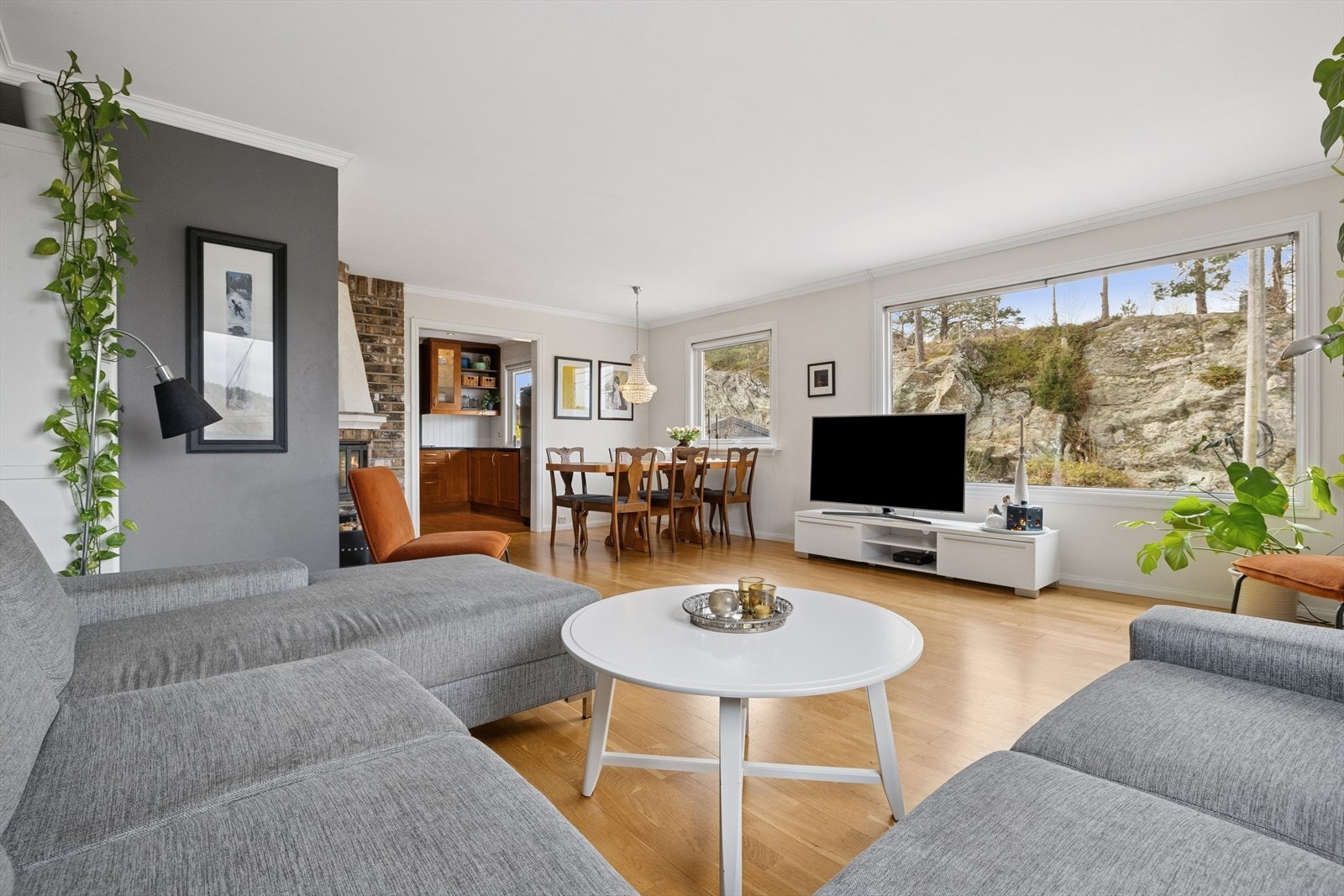 Boligen har en lys og luftig stue/spisestue som fint kan deles inn i flere møbleringssoner. Galleribilde