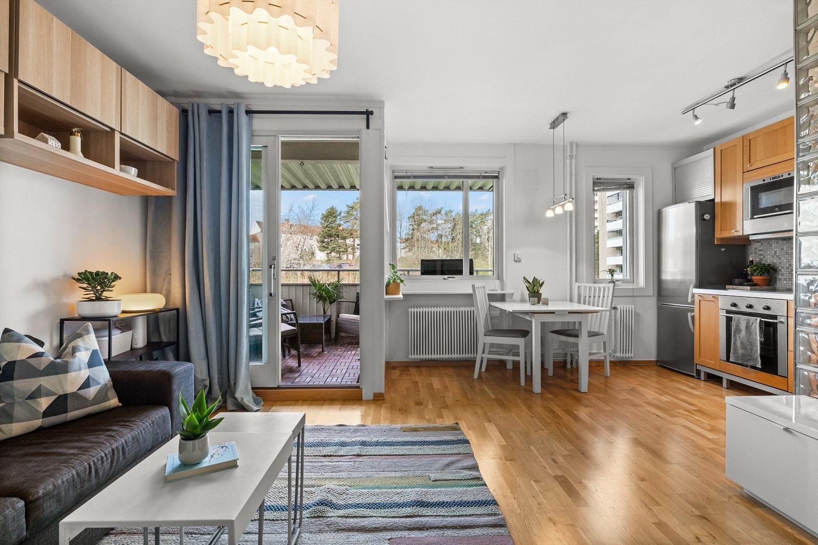 Store vindusflater gir rikelig med naturlig lysinnslipp Galleribilde