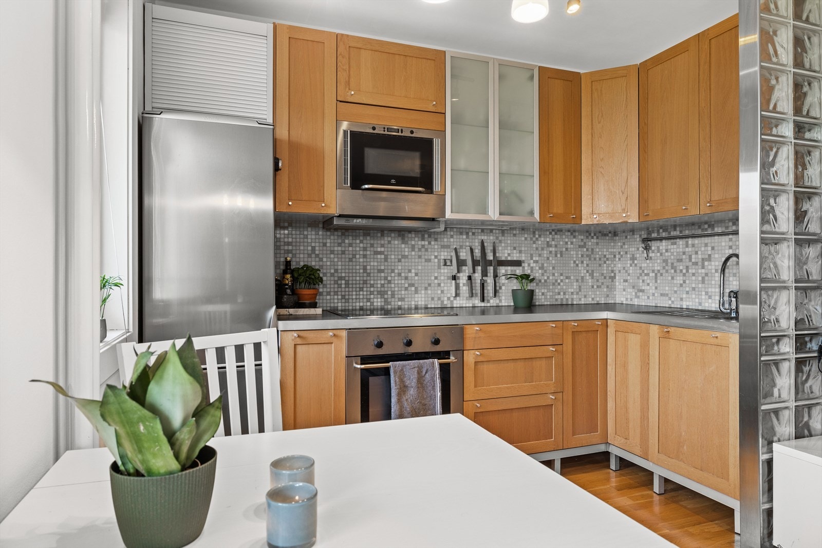 Praktisk kjøkken med mye skap- og benkeplass Galleribilde