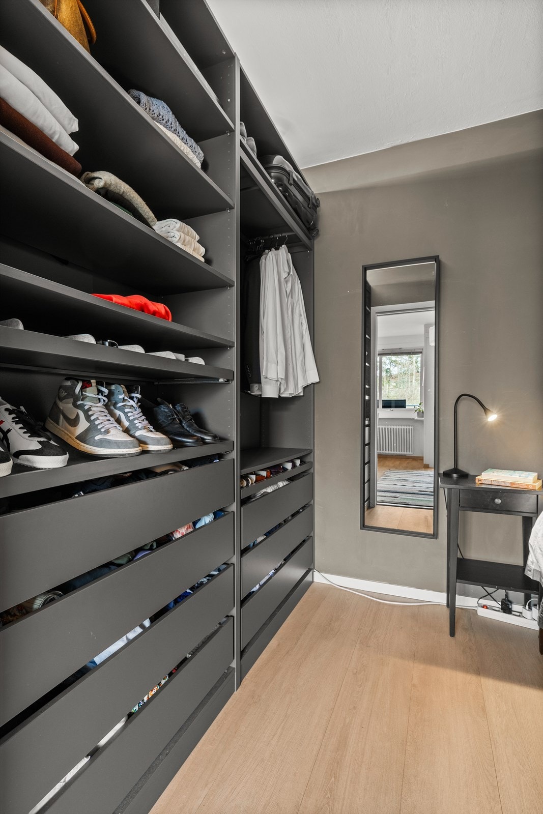 Praktisk garderobeløsning i alkove Galleribilde