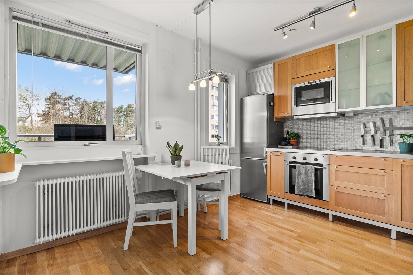 Ved kjøkkenet er det fin plass til en liten spisegruppe Galleribilde