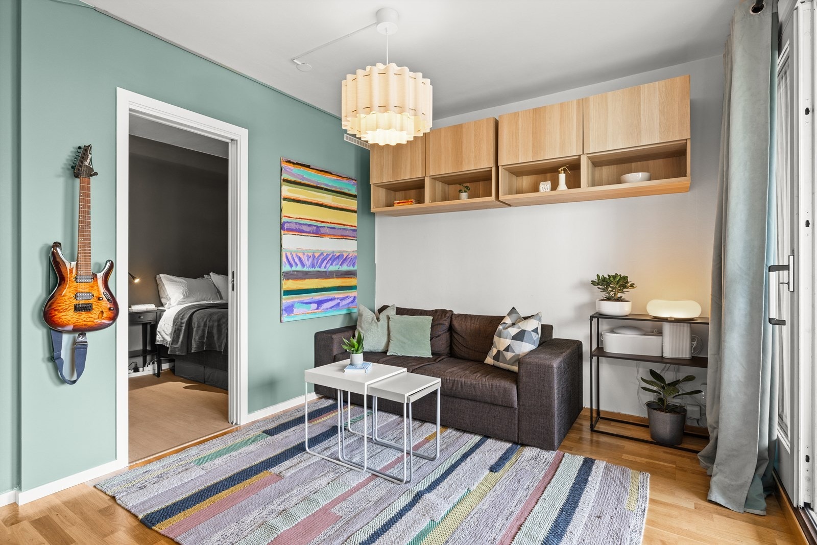 Her får du en praktisk planløsning med sovealkove tilknyttet stue Galleribilde