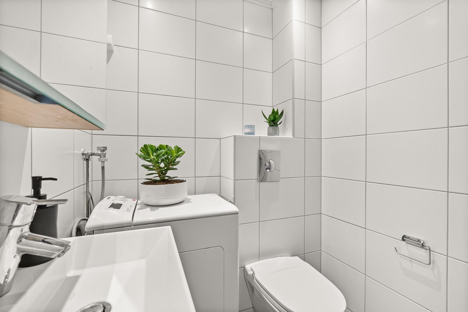 Lyst flislagt baderom fra 2007 i regi av borettslaget Galleribilde