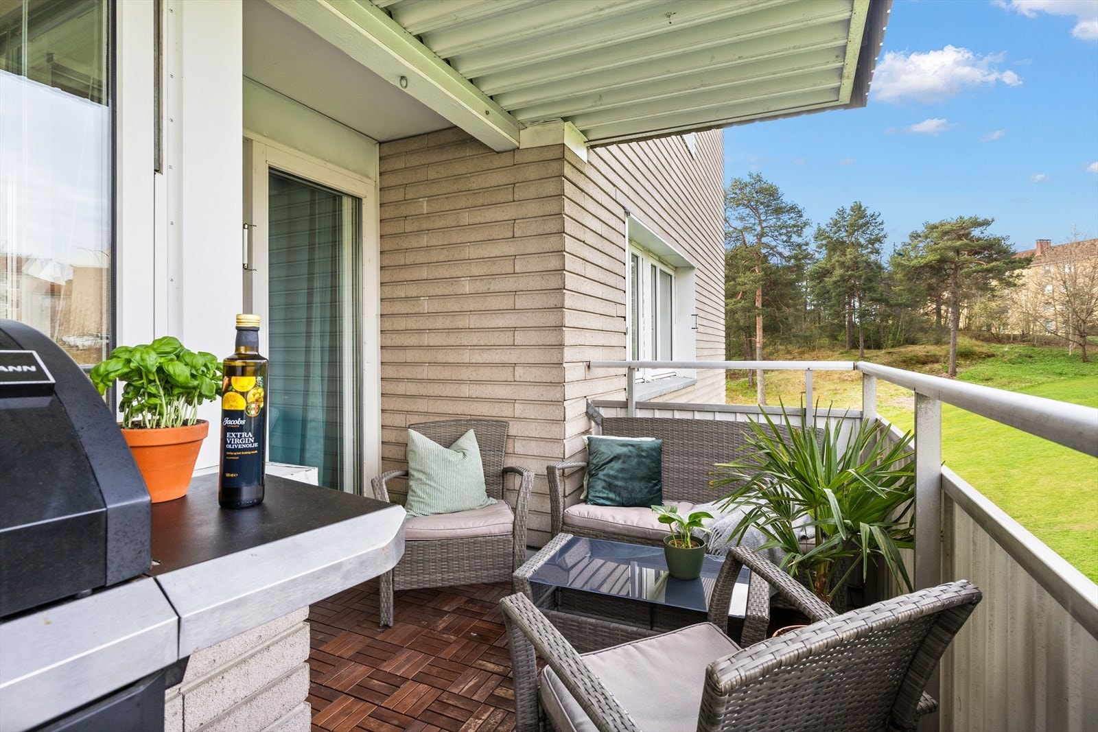 Overbygget balkong gir en lun og hyggelig atmosfære, og er en fin forlengelse av stuen Galleribilde