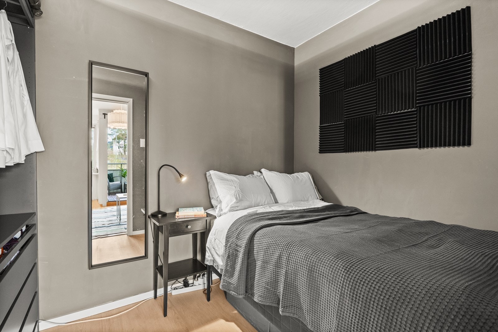 Sovealkove med plass til seng og nattbord Galleribilde