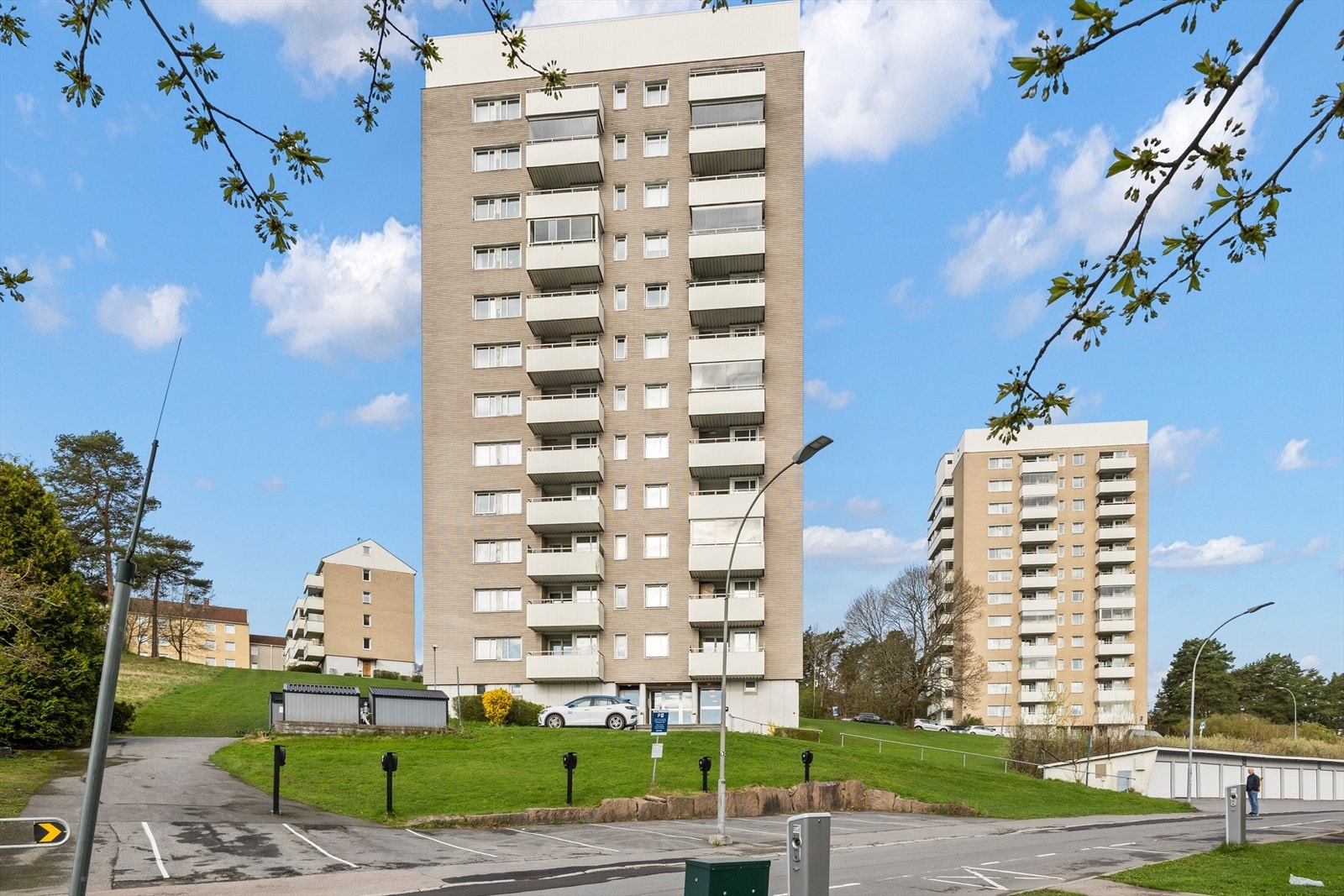 Her bor du i et veldrevet borettslag med attraktiv beliggenhet på Manglerud. Det er felles elbil ladeanlegg med "første mann til mølla" prinsippet Galleribilde