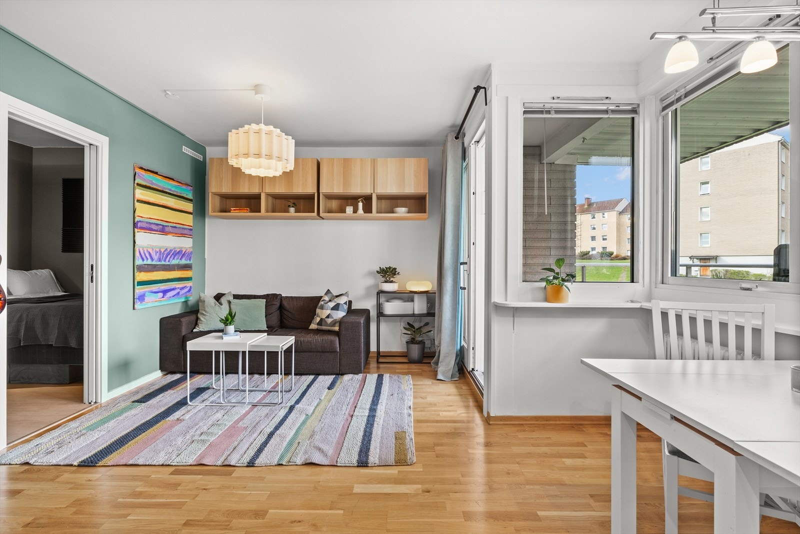 Leiligheten har en arealeffektiv planløsning med plass til flere sittegrupper og soner Galleribilde