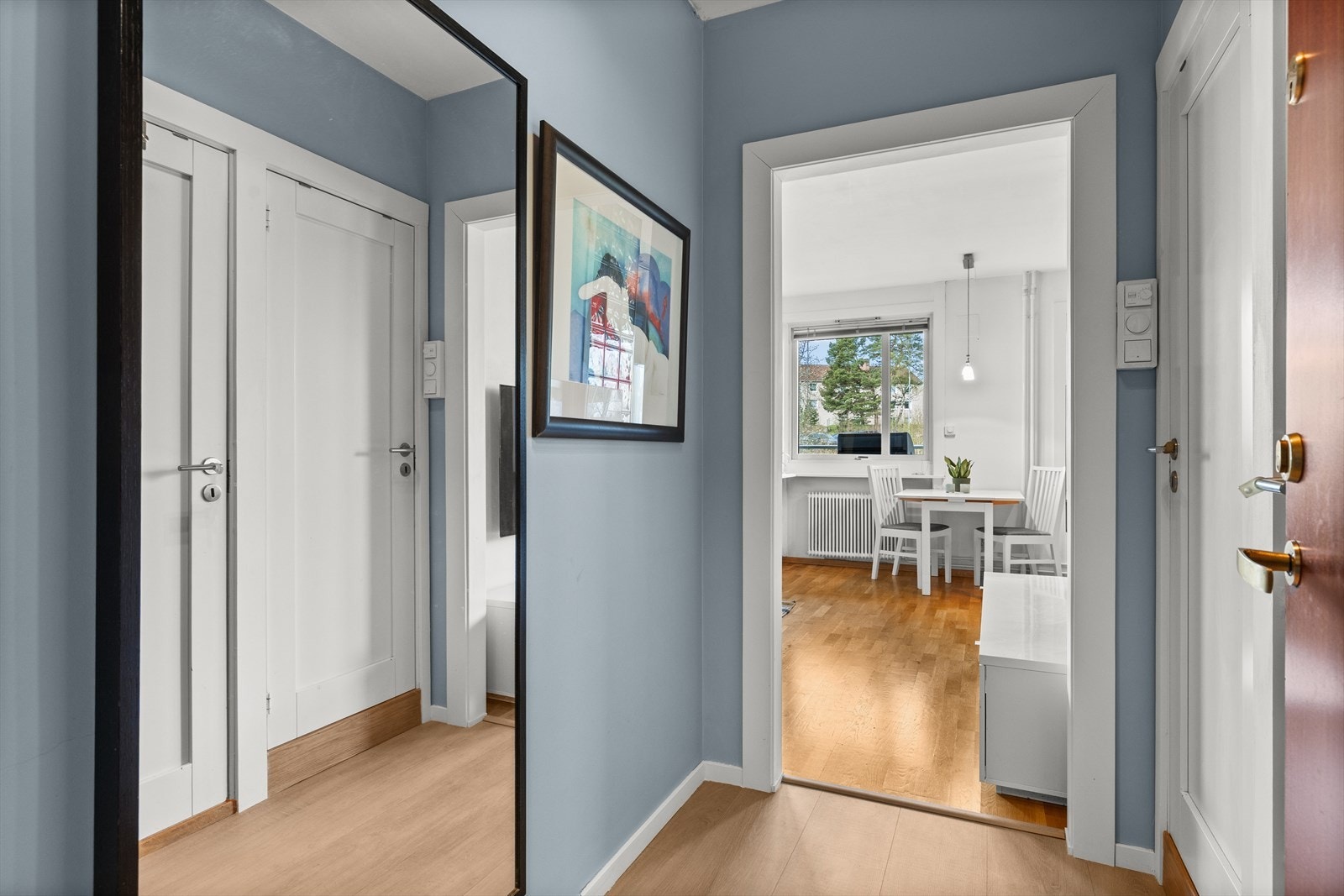 Leiligheten har en praktisk innvendig bod tilknyttet entrè, samt bod i kjeller og på loft med rikelig av lagringsplass Galleribilde