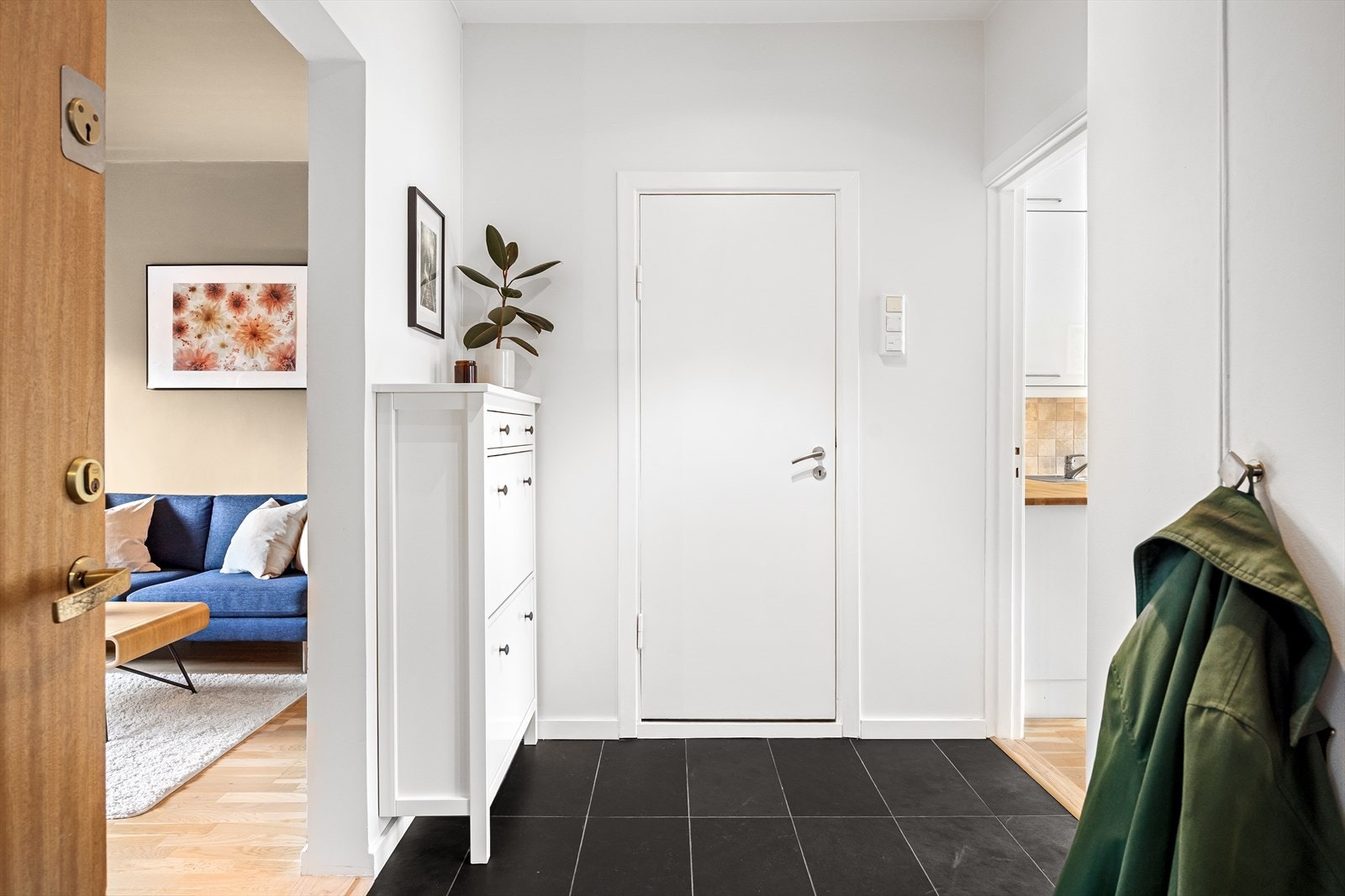 Velkommen inn i en lys og innbydende entré som gir et godt førsteinntrykk. Her er det god plass til oppbevaring av yttertøy i et plassbygget garderobeskap. Galleribilde