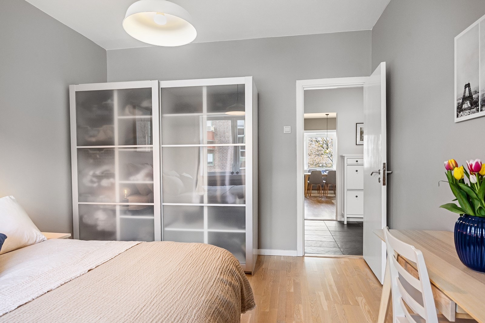 Rommet har også rikelig med oppbevaringsplass i et romslig garderobeskap. Galleribilde