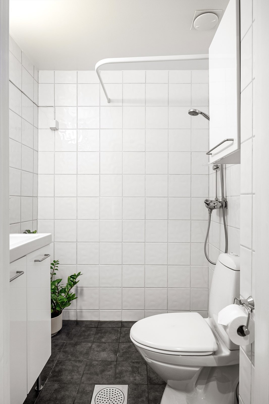 Pent flislagt baderom med gulvvarme, pusset opp i regi av borettslaget i 2003. Galleribilde