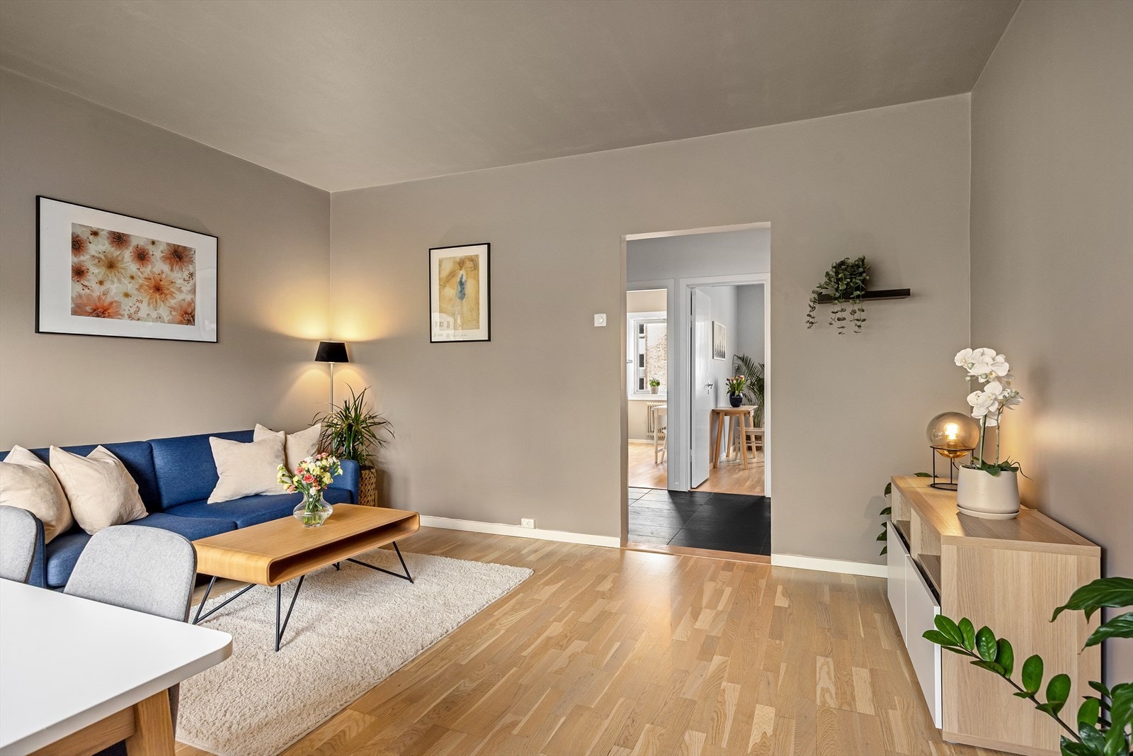 Den gjennomtenkte planløsningen gir flere møbleringsmuligheter, med god plass til sofagruppe, TV-møbler og spisebord. Galleribilde